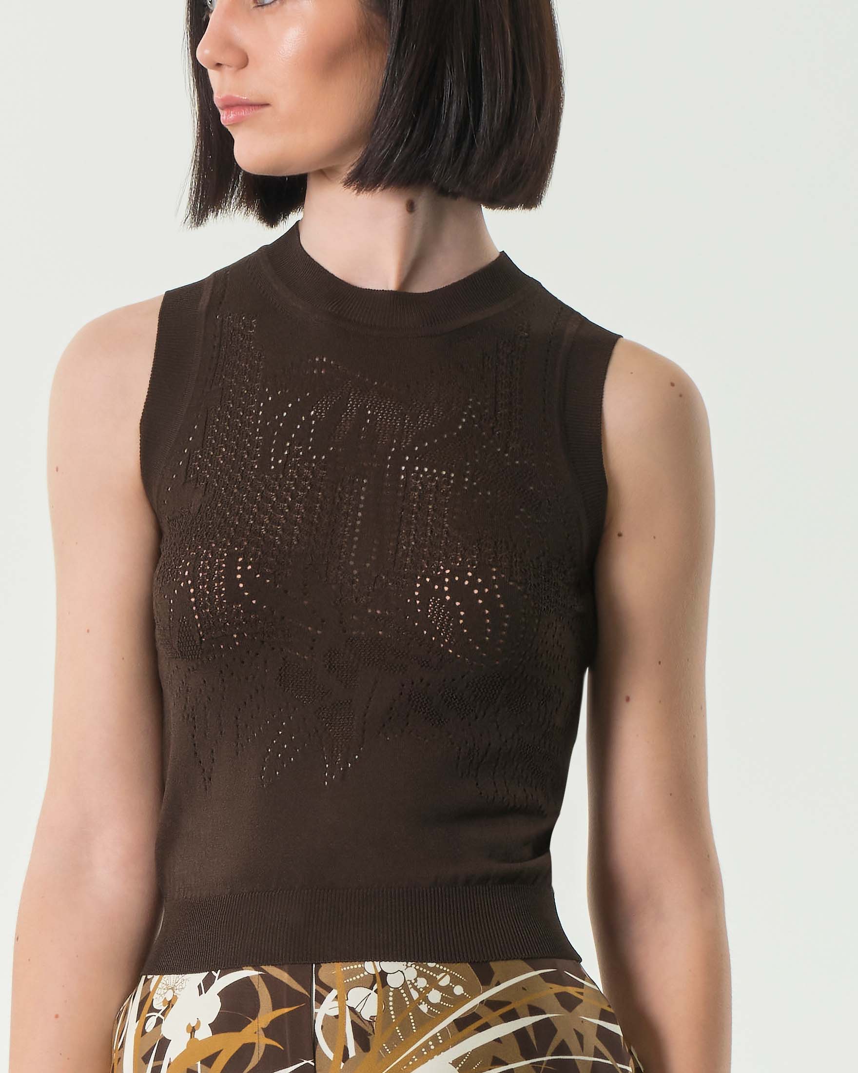 Top in maglia marrone senza maniche in misto viscosa a motivo punzonato