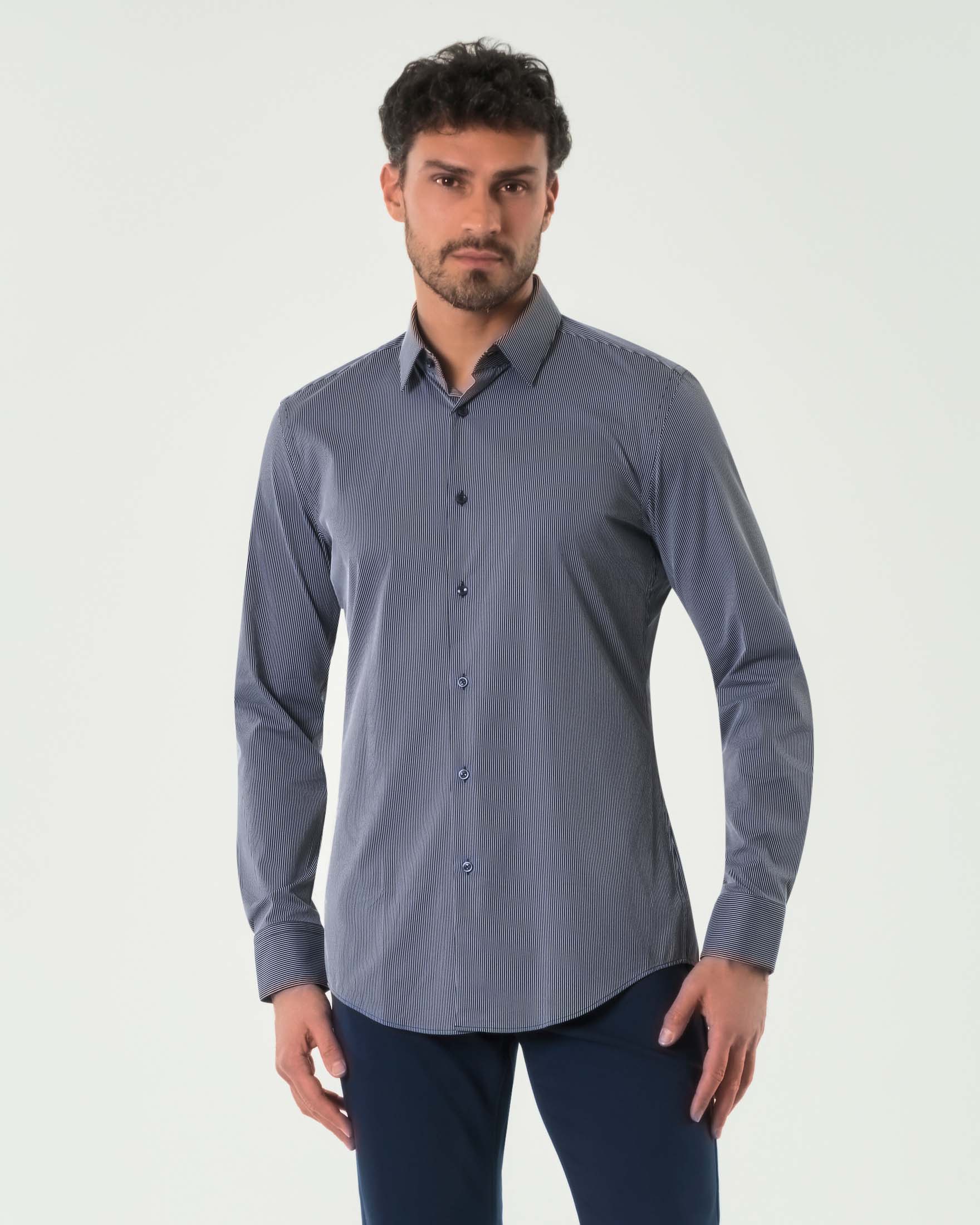 Camicia Hank slim-fit blu a fantasia micro-riga in tessuto tecnico stretch con colletto Kent