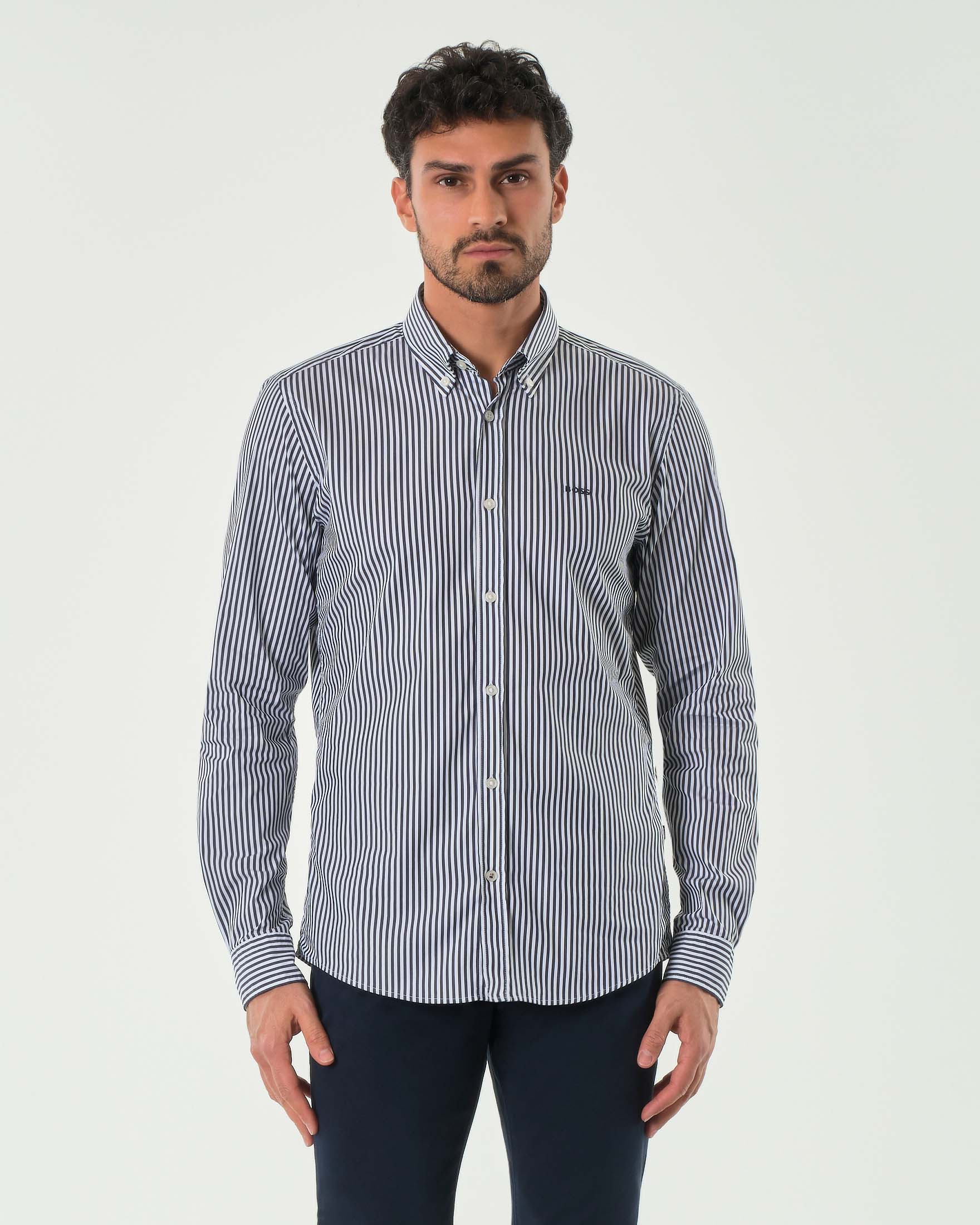 Camicia Boss Roan in fantasia bastoncino bianco e blu slim fit in popeline di cotone stretch con colletto button down