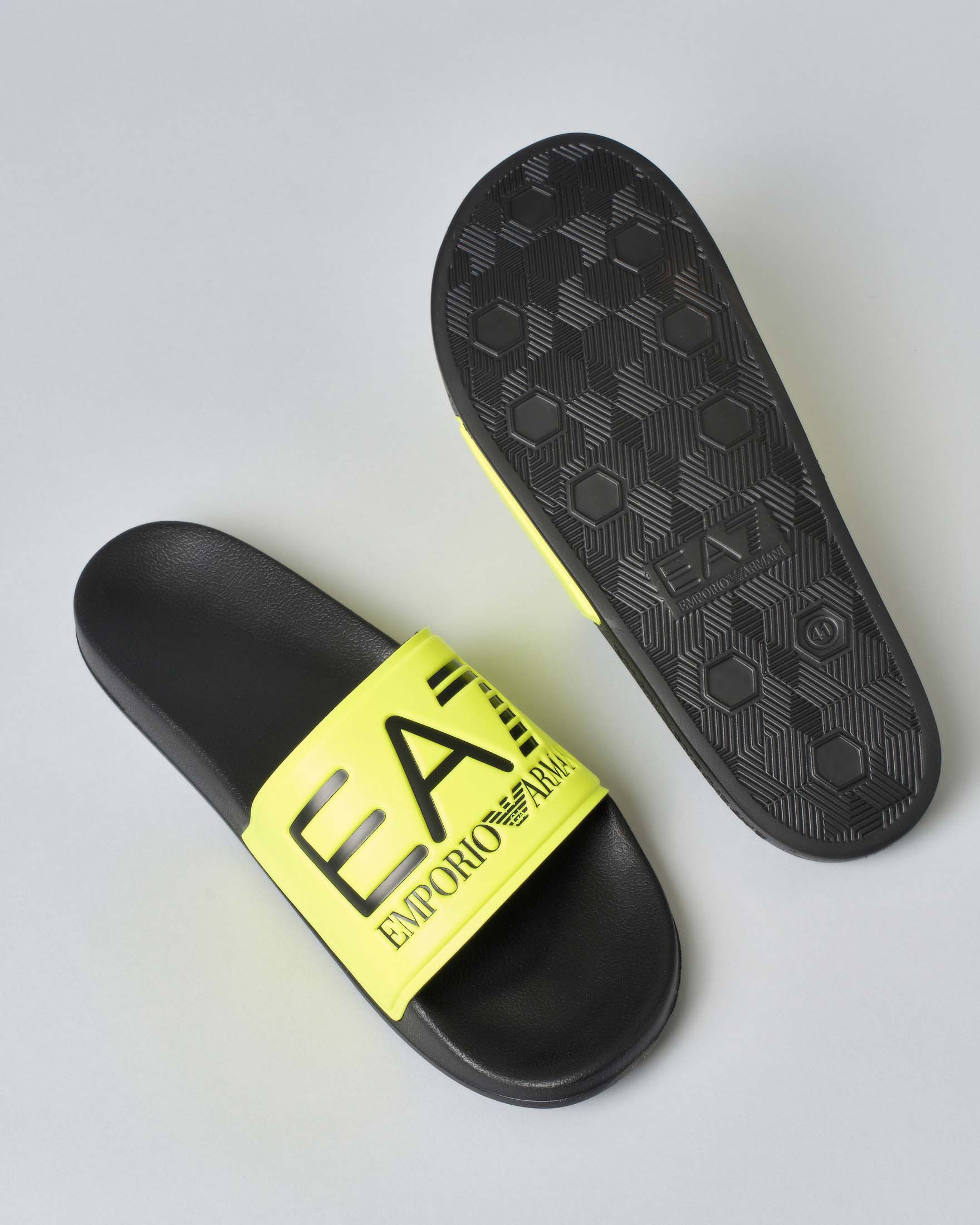 Ciabatta EA7 slider nera con maxi scritta logo sulla fascia gialla image