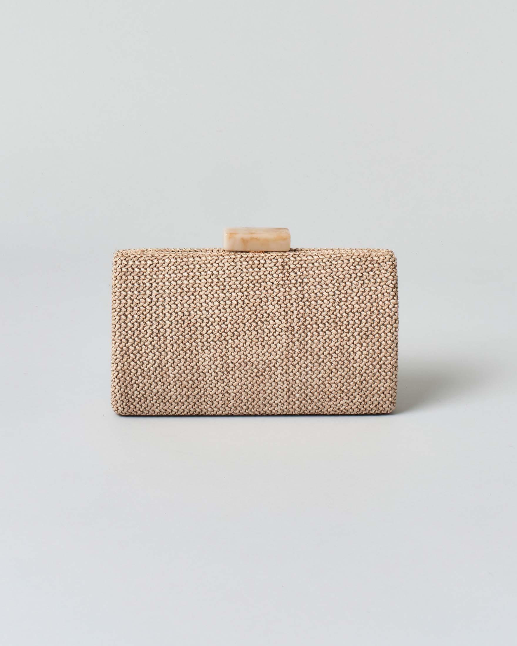 Clutch rigida color corda in raffia con chiusura a scatto in resina effetto marmo e tracolla catena