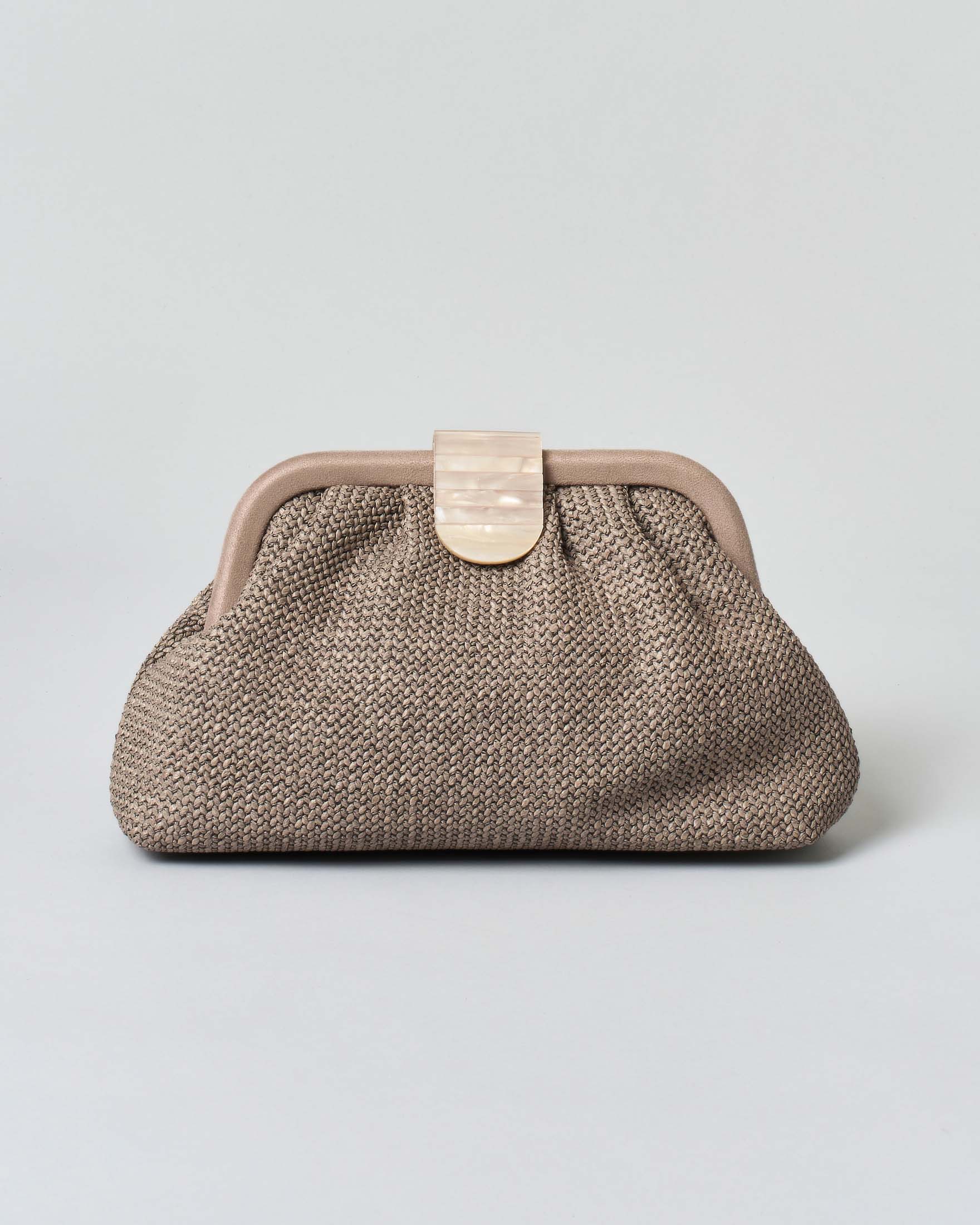 Borsa a mano Anna Cecere color caffè in raffia con chiusura in osso