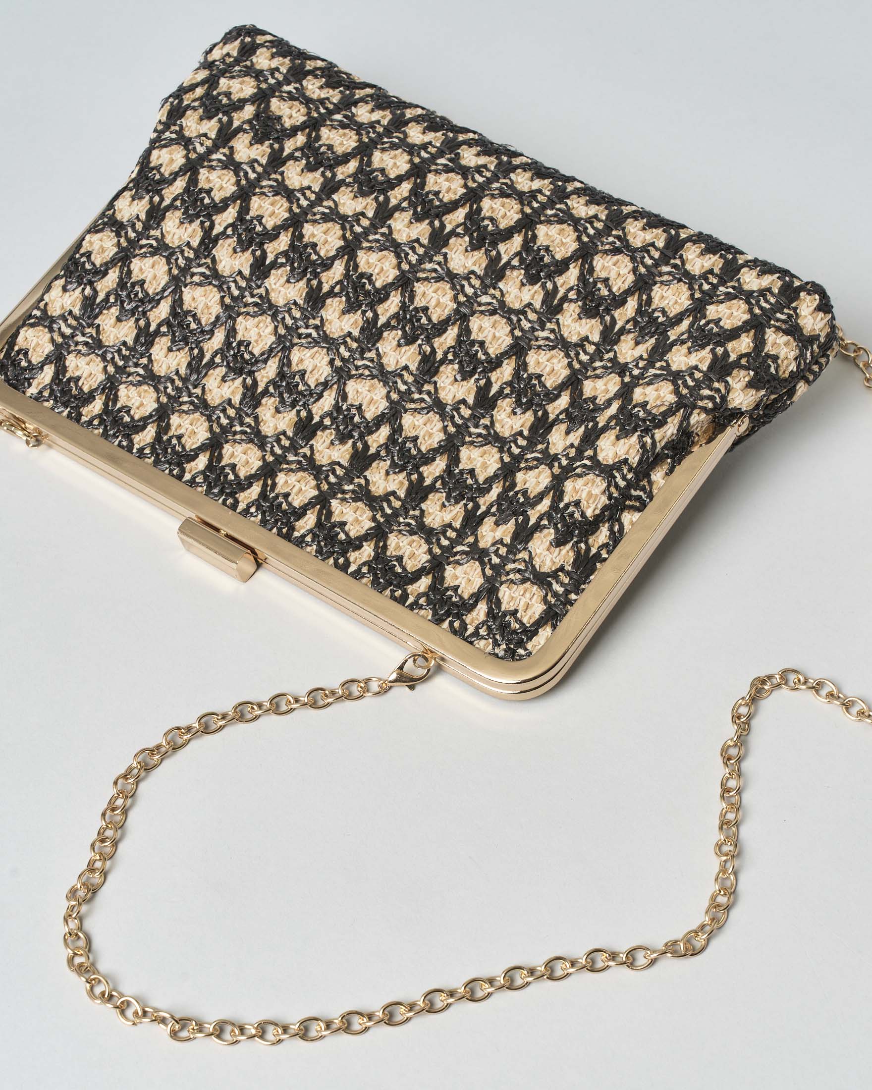 Pochette in raffia Anna Cecere in raffia color naturale e nera a motivo jacquard con chiusura dorata
