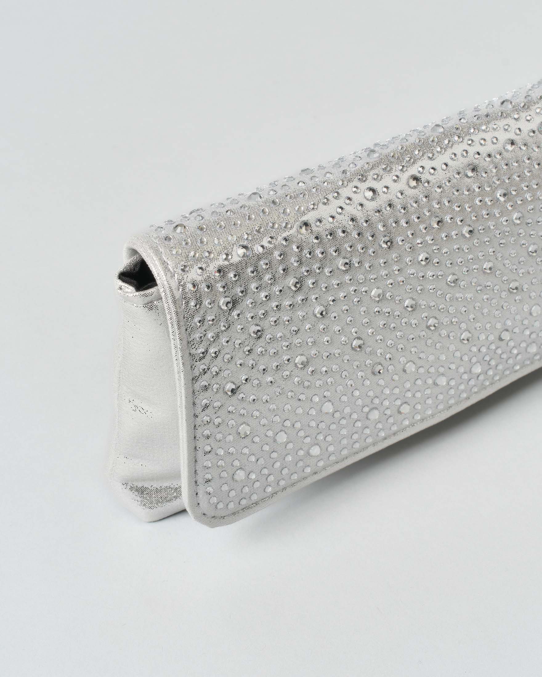 Pochette a busta Anna Cecere color argento in tessuto effetto raso goffrato con patta di chiusura image