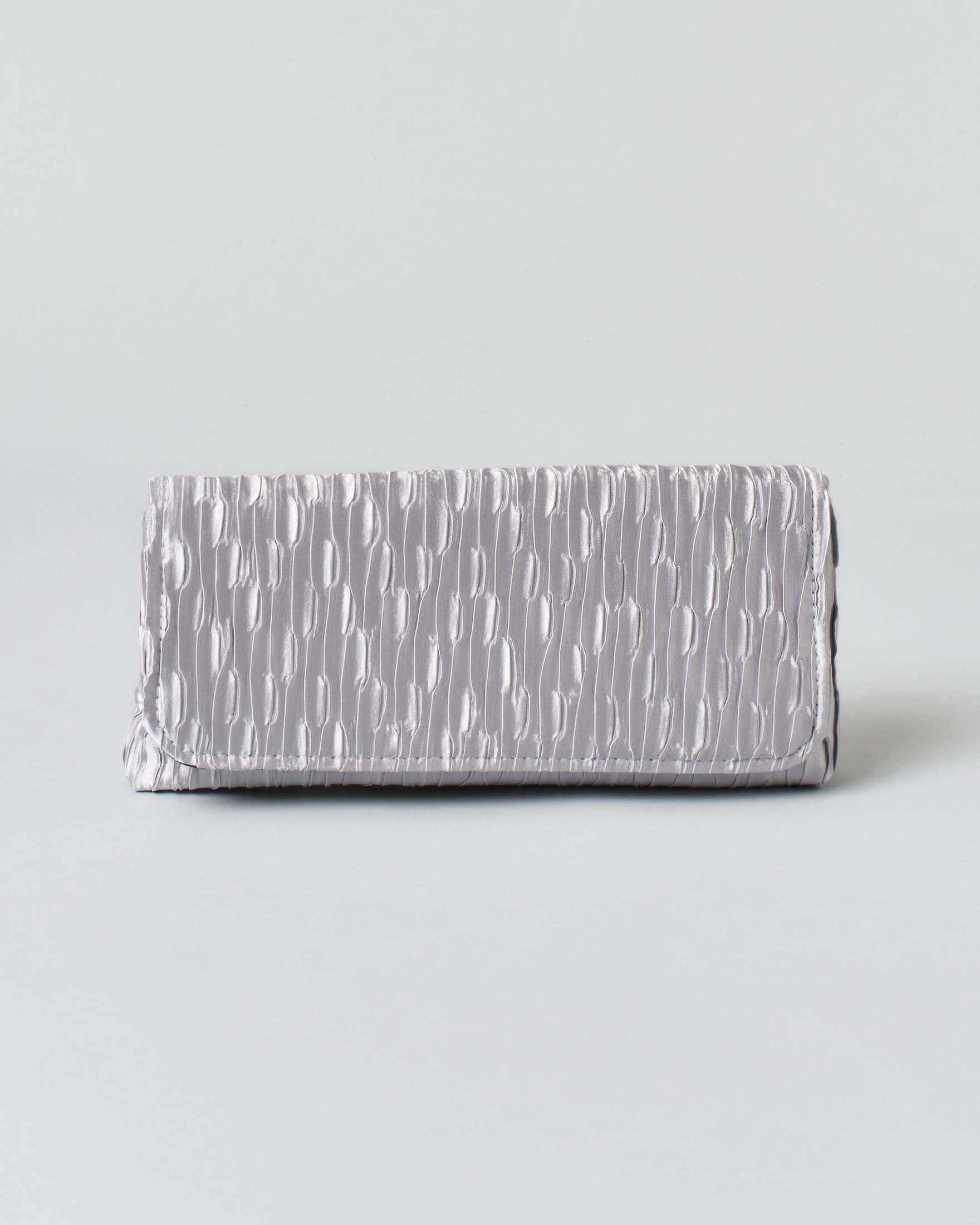 Pochette a busta color argento con strass tono su tono applicati sulla patta di chiusura