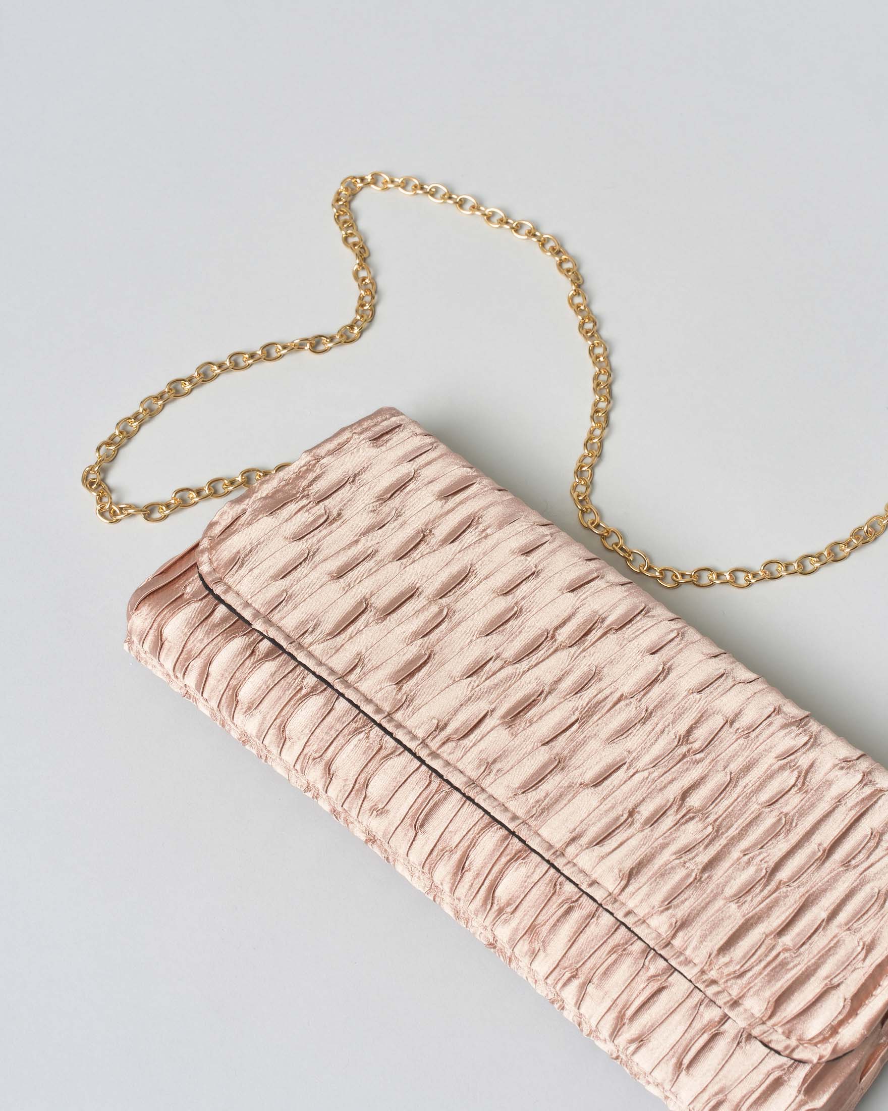 Pochette a busta Anna Cecere rosa cipria con strass tono su tono applicati sulla patta di chiusura image