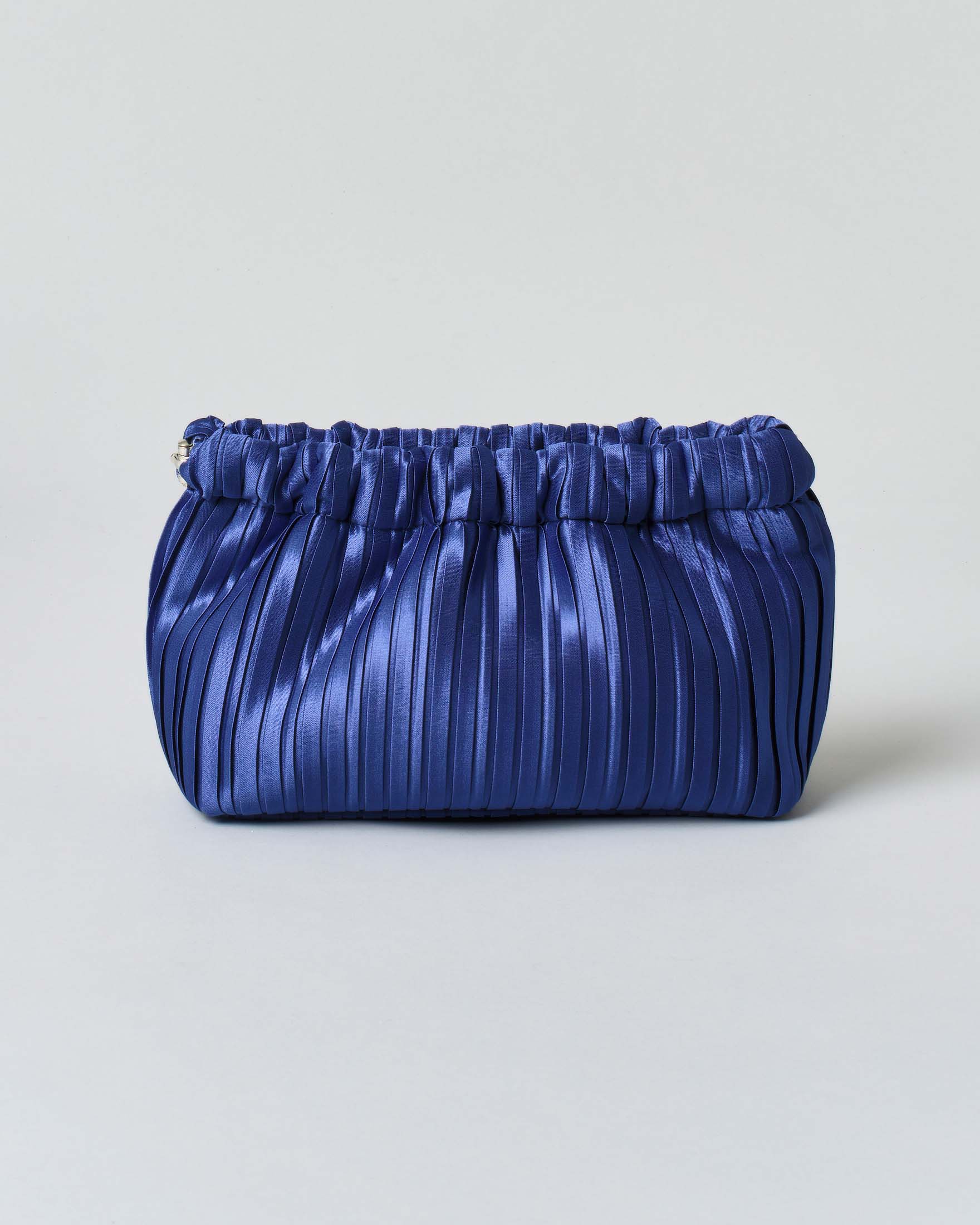 Borsa a mano blu chiaro Anna Cecere in raso plissè con tracolla a catena in resina tono su tono