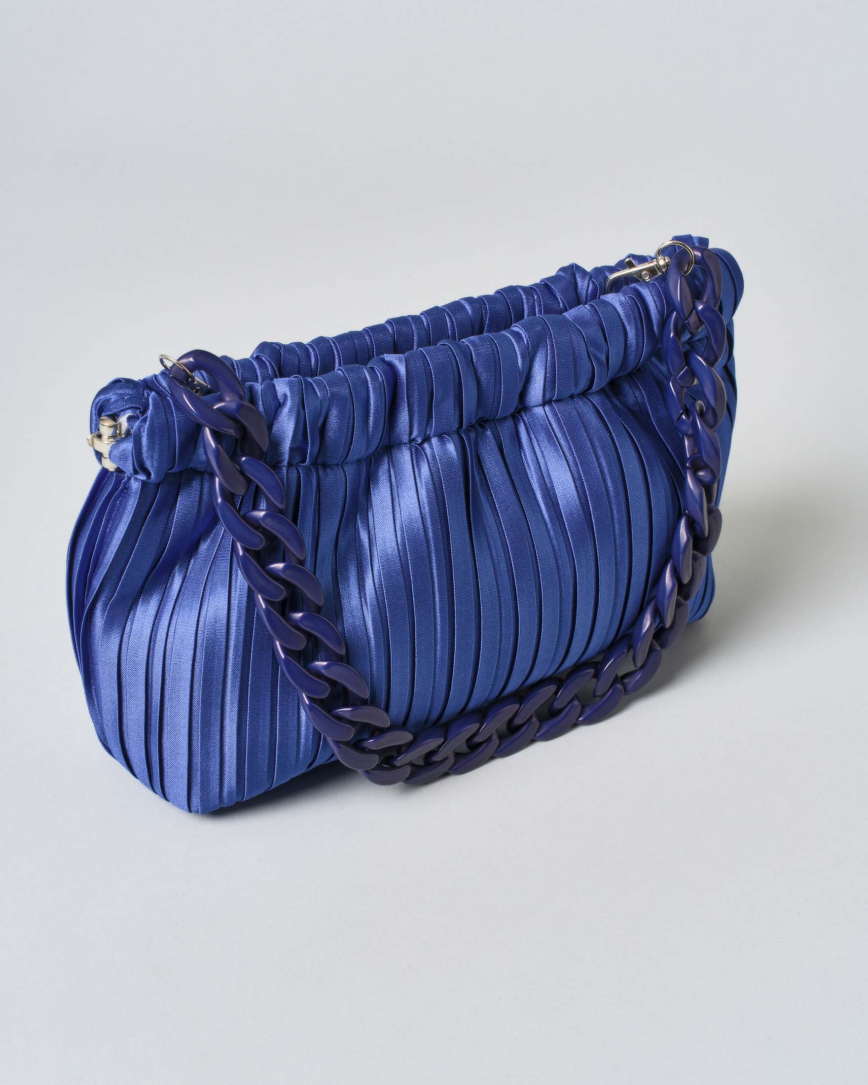Borsa a mano blu chiaro Anna Cecere in raso plissè con tracolla a catena in resina tono su tono image