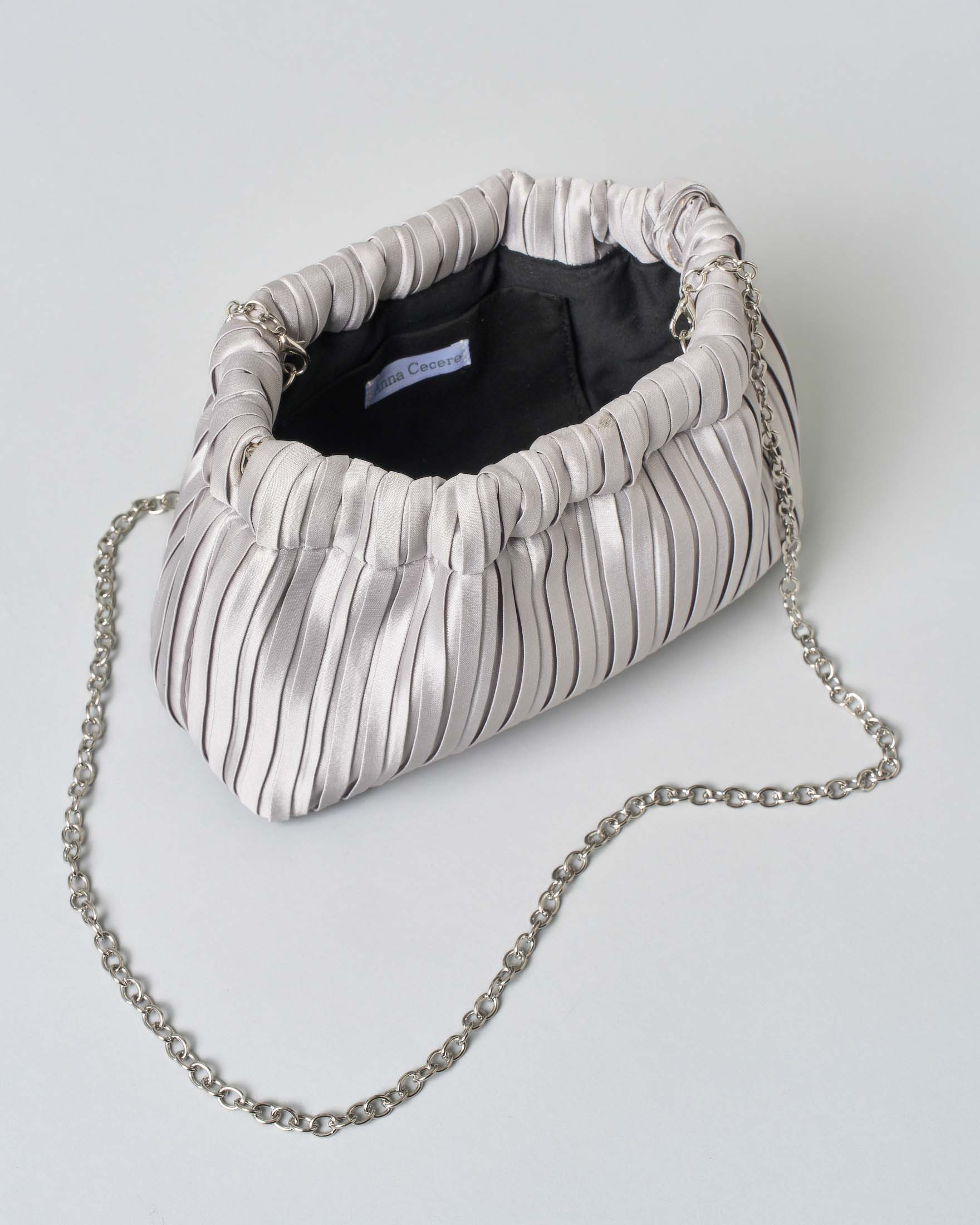Borsa a mano grigia Anna Cecere in raso plissè con tracolla a catena in resina tono su tono image
