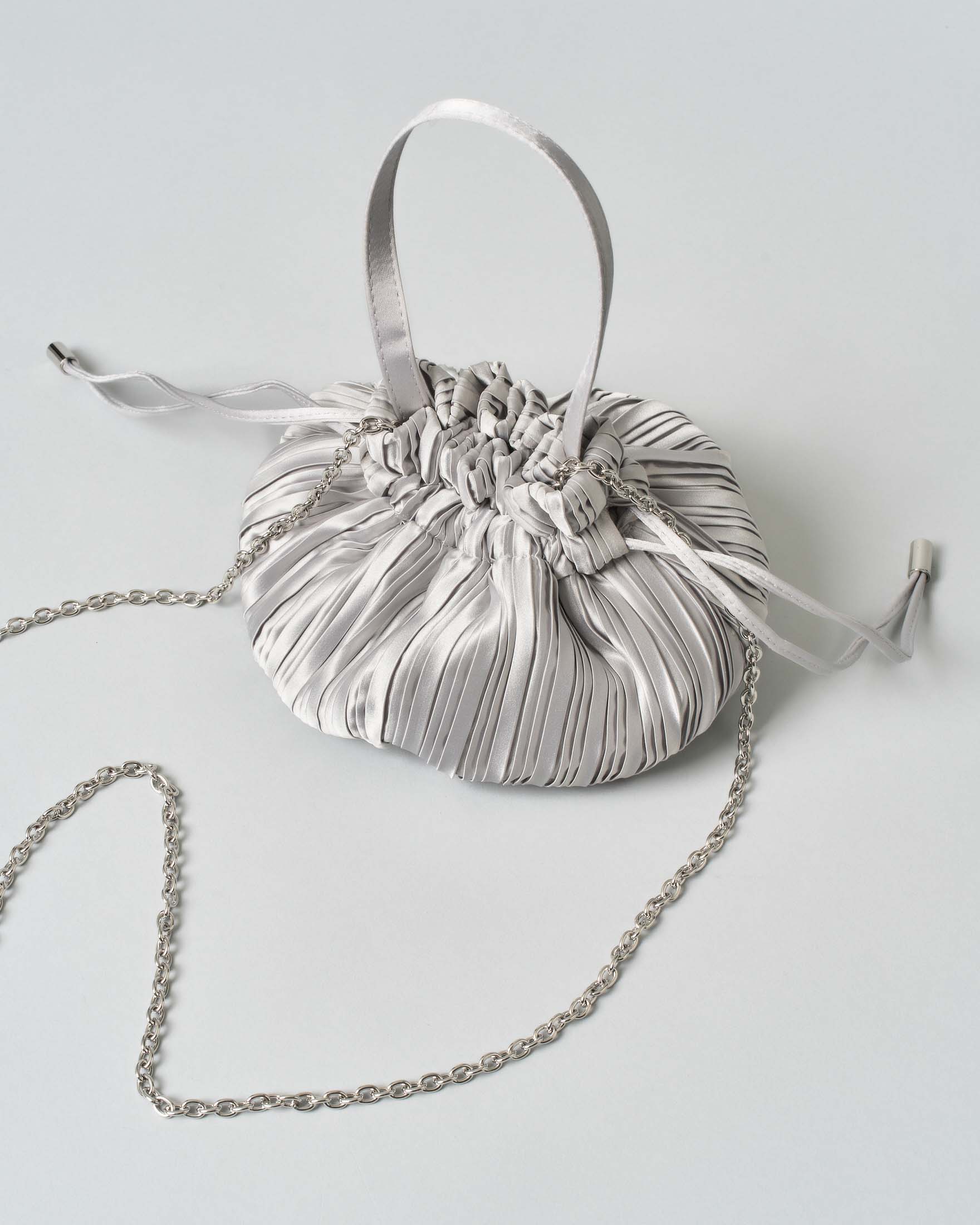 Borsa a secchiello grigio Anna Cecere in raso plissè con chiusura a coulisse image