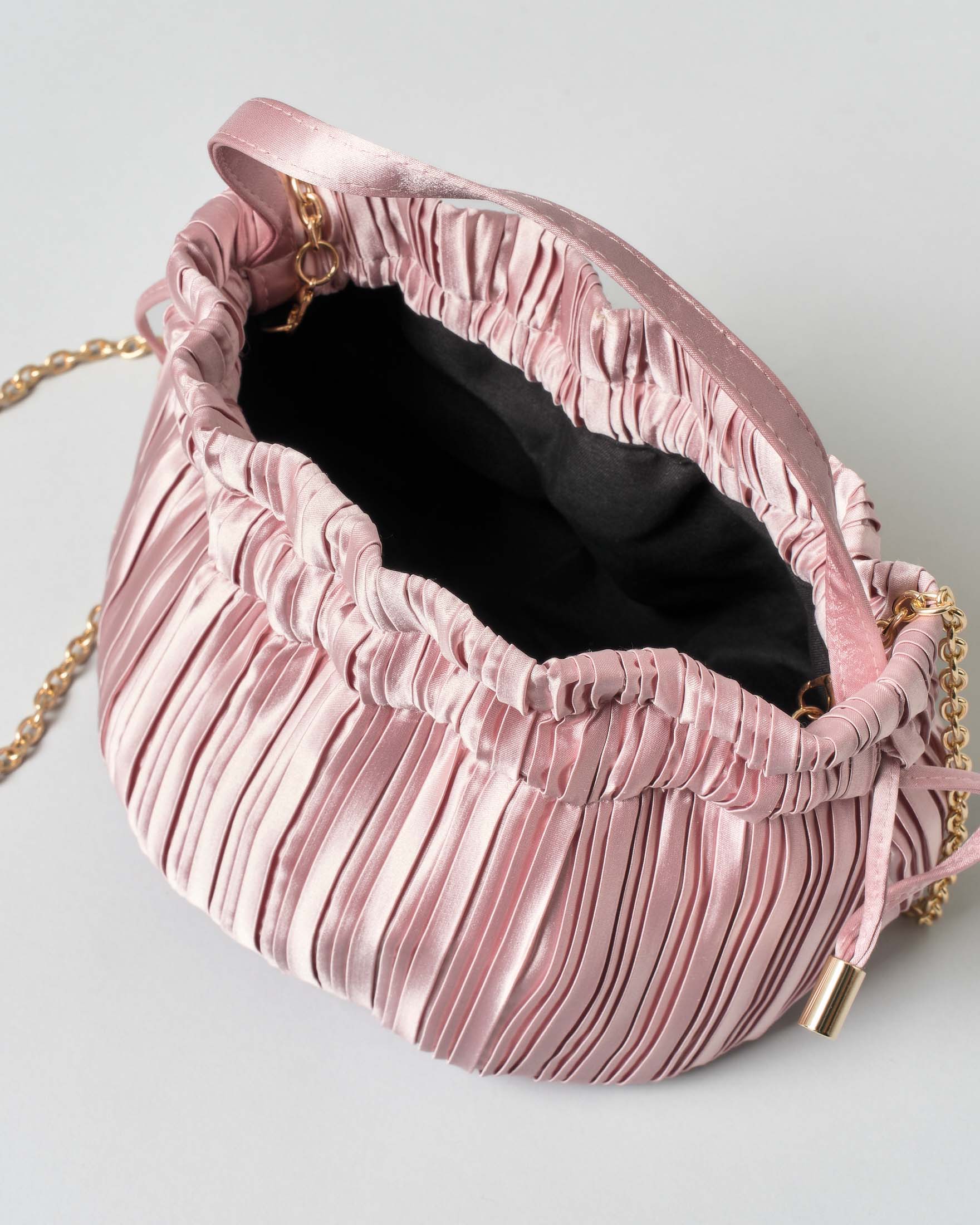 Borsa a secchiello rosa Anna Cecere in raso plissè con chiusura a coulisse image