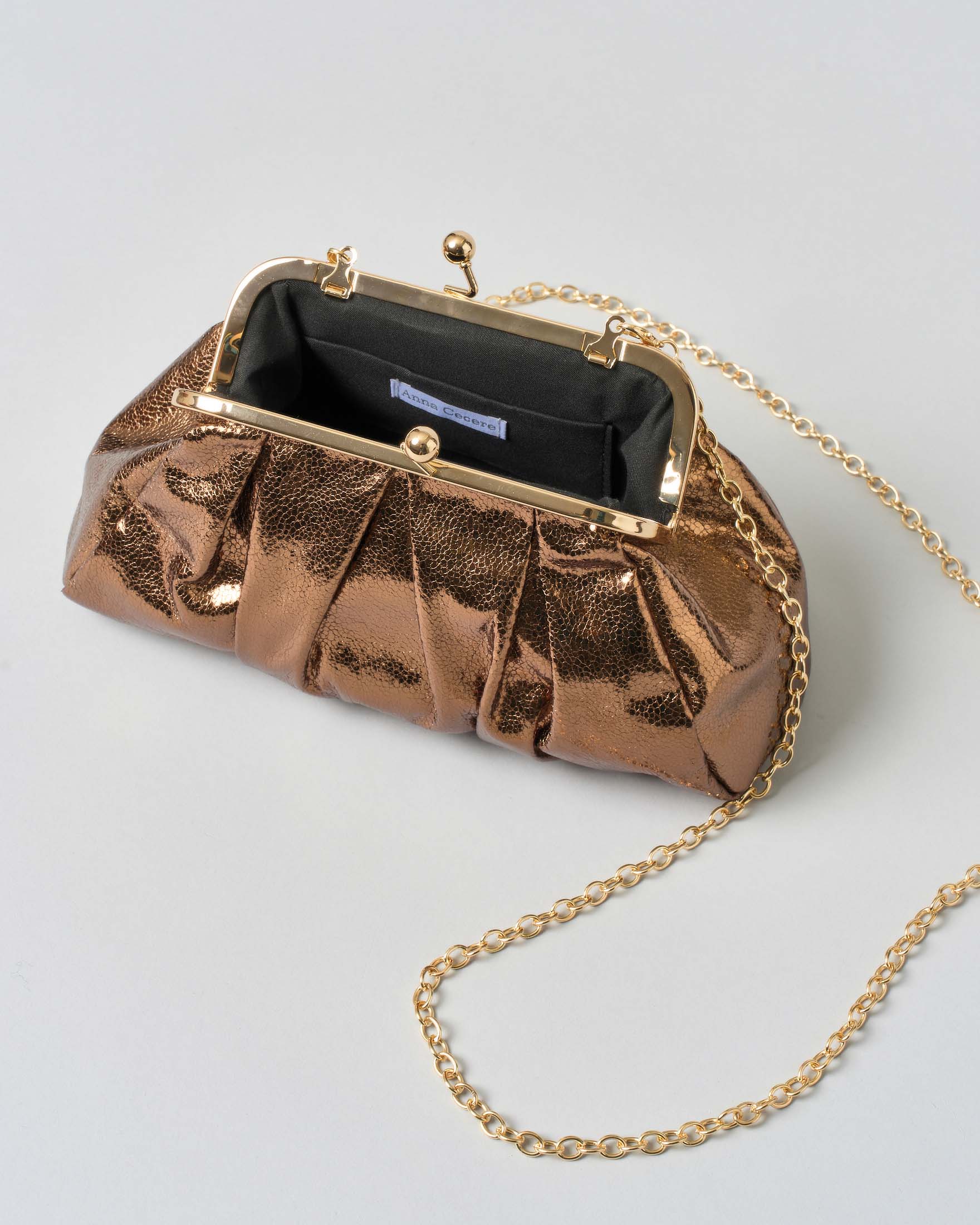 Clutch color bronzo Anna Cecere in similpelle effetto metallizzato cracklè con chiusura a sfere a scatto image