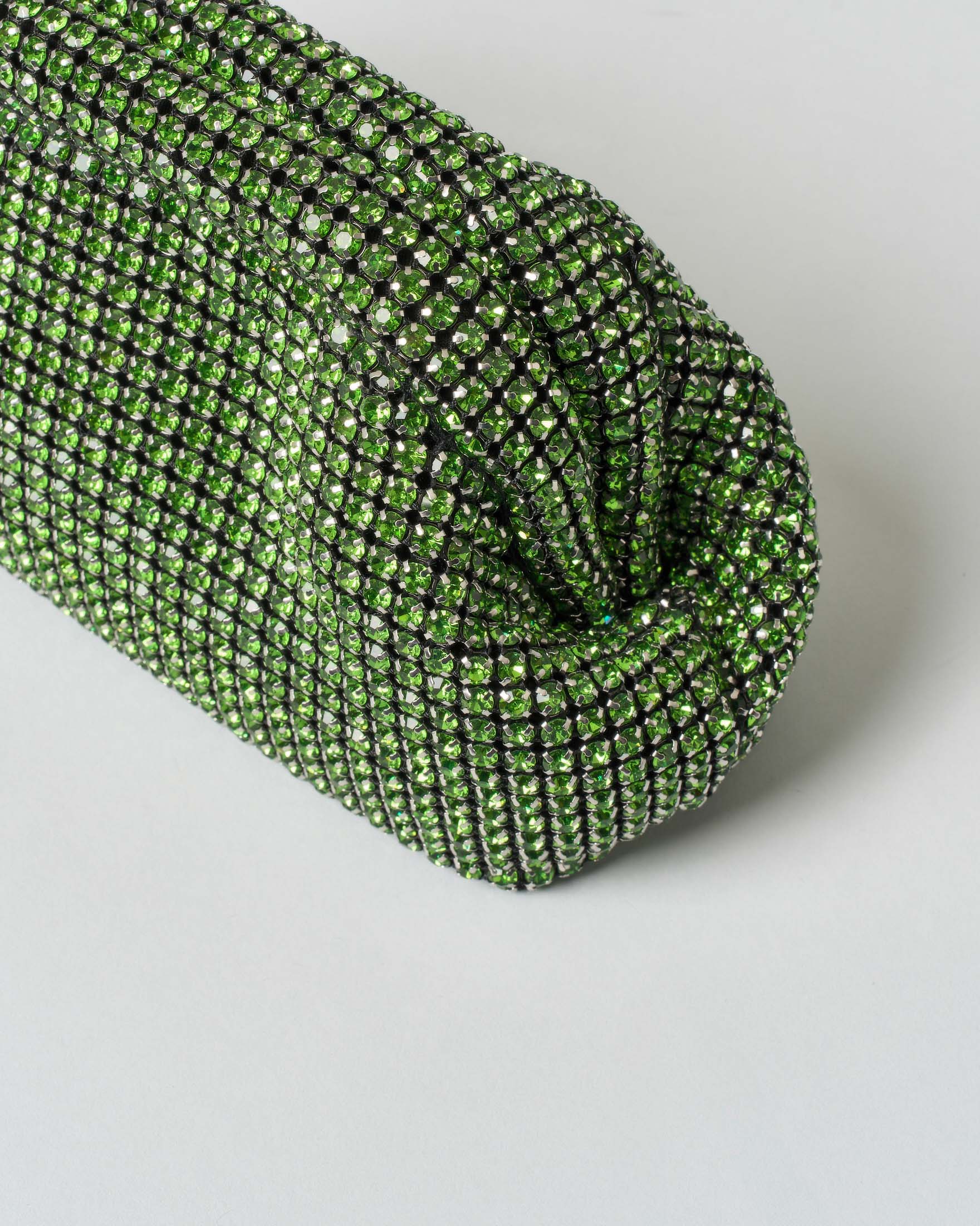 Pochette Anna Cecere in maglia di strass verde con chiusura a scatto image