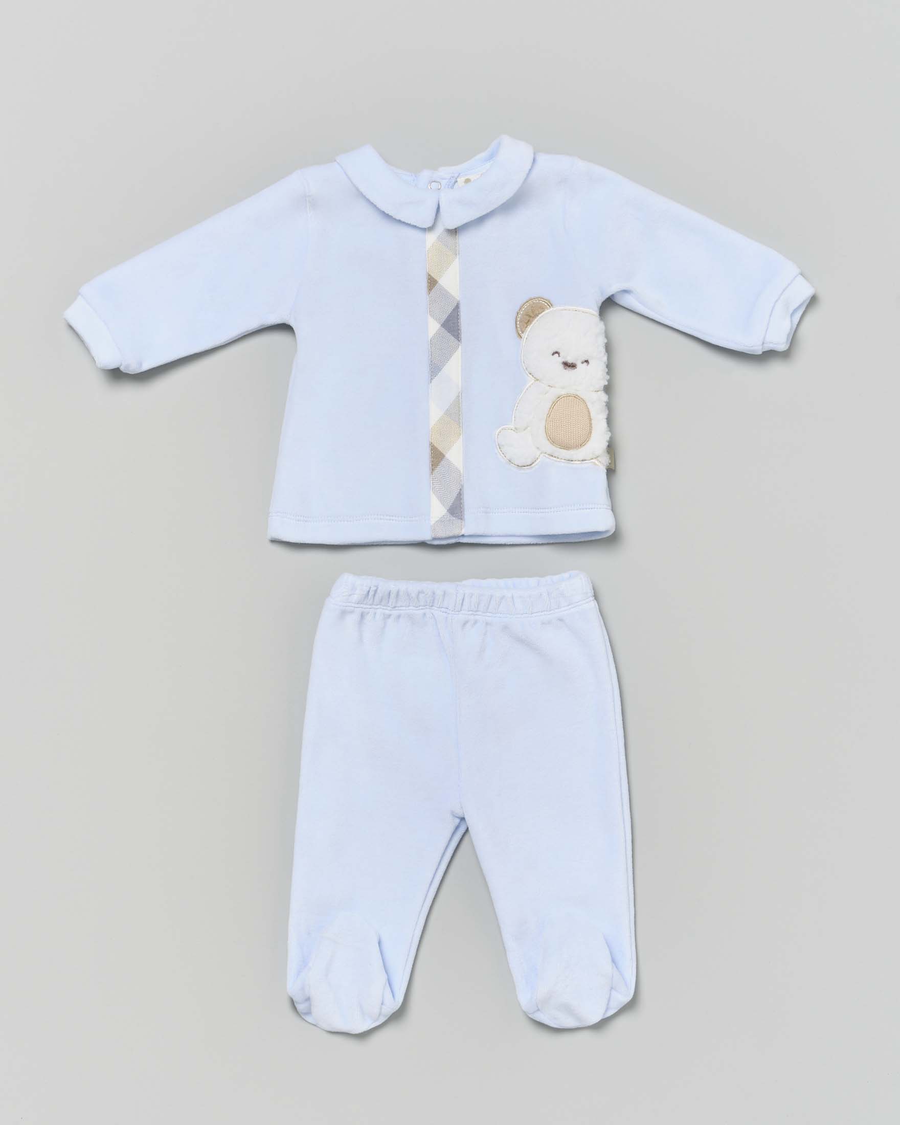 Completo azzurro in ciniglia con orsetto ricamato e dettaglio tartan check