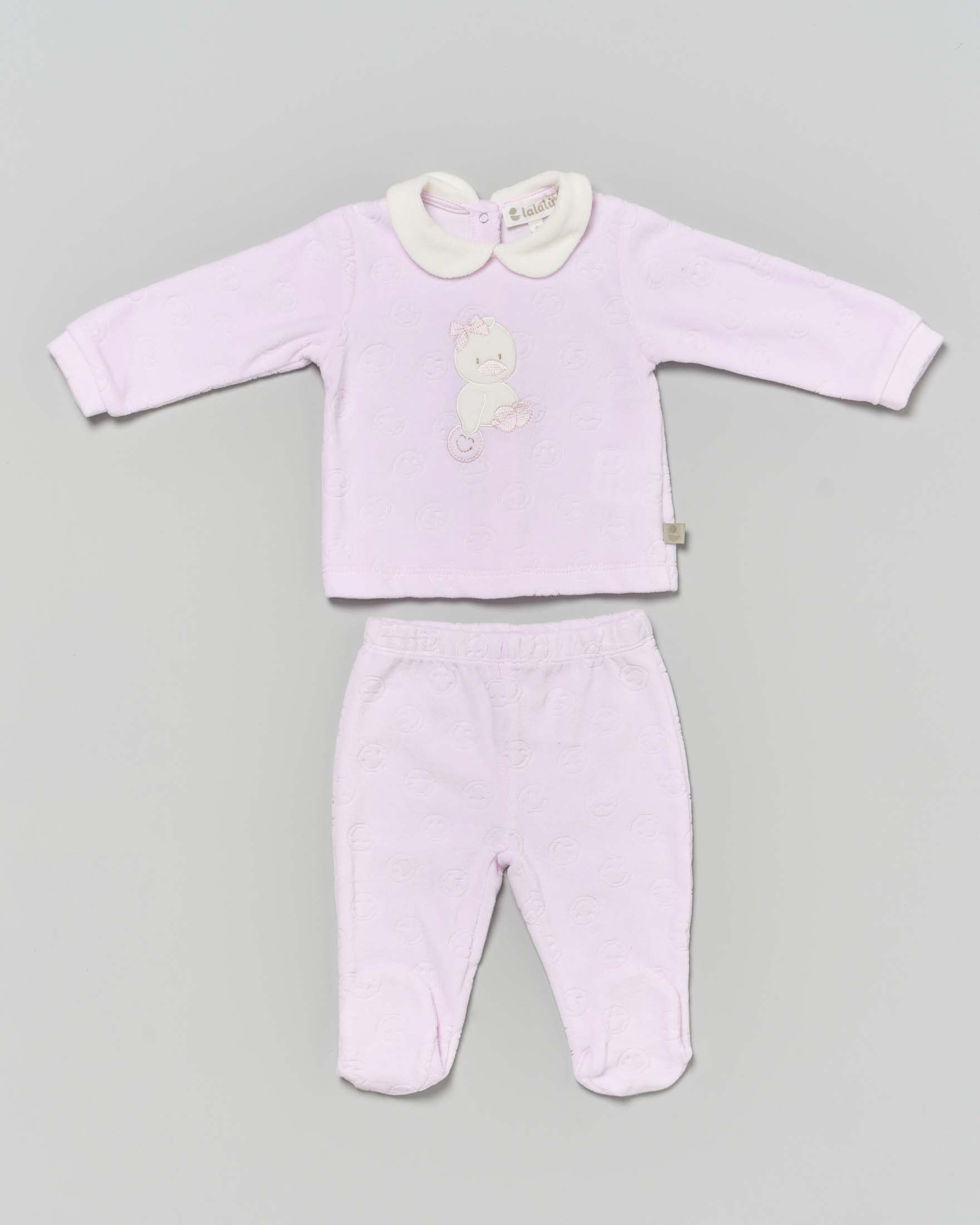 Completo rosa in ciniglia con peperella ricamata e smiles soffusi