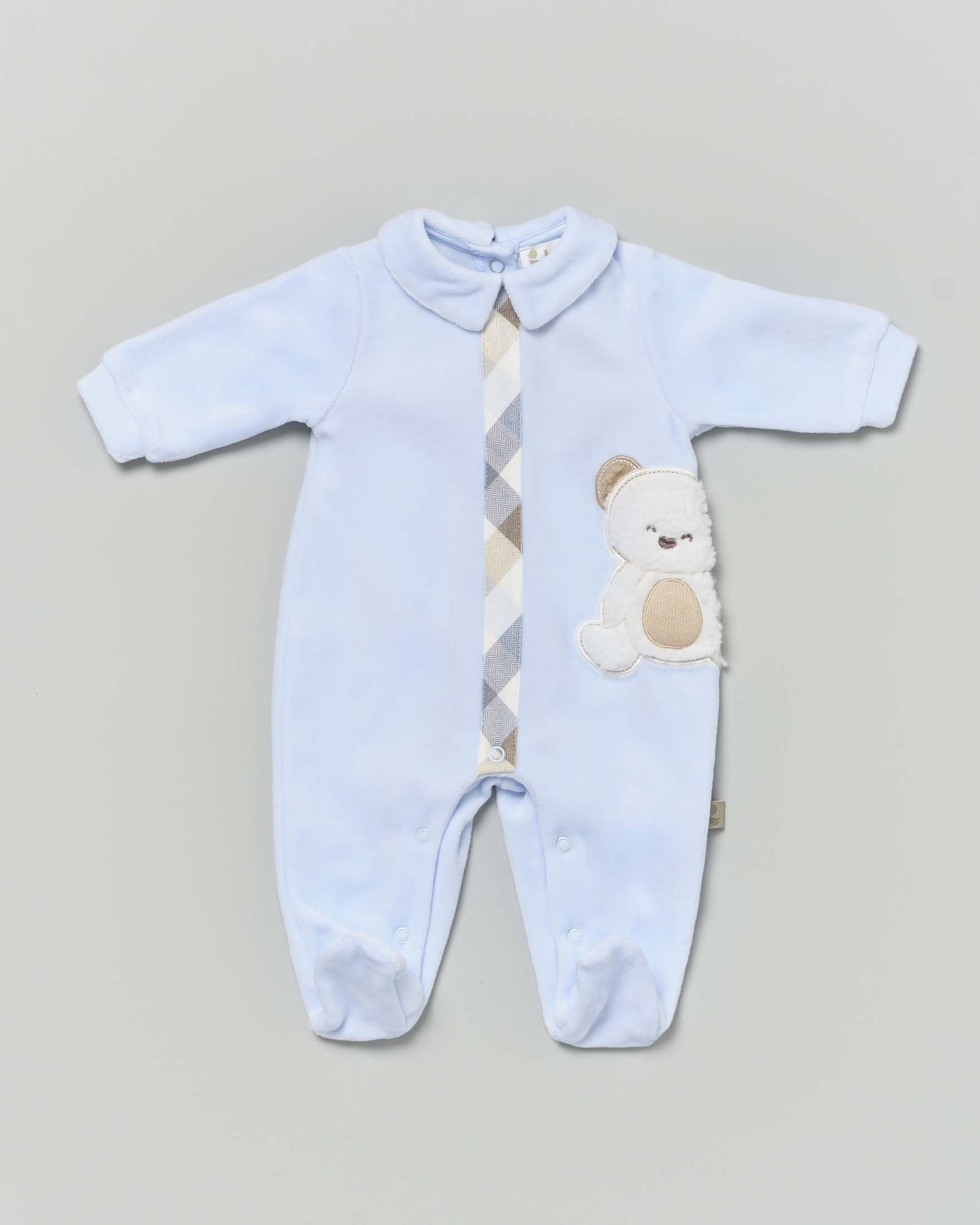 Completo azzurro in ciniglia con orsetto ricamato e fantasia tartan check