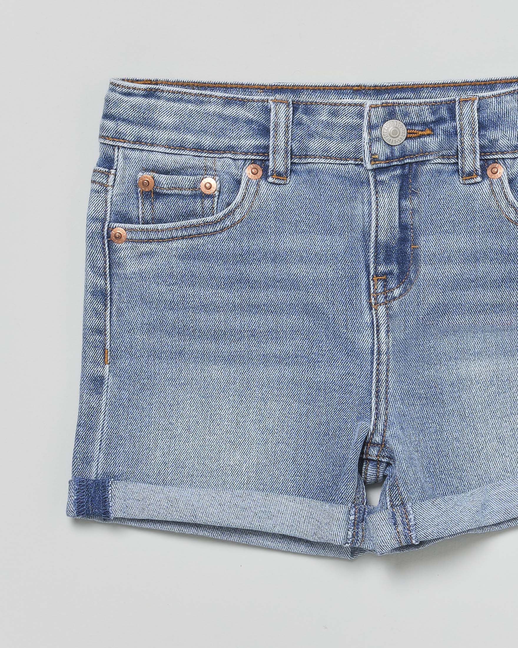 Short Levi's Girlfriend in denim blu lavaggio chiaro stone washed con risvolto al fondo