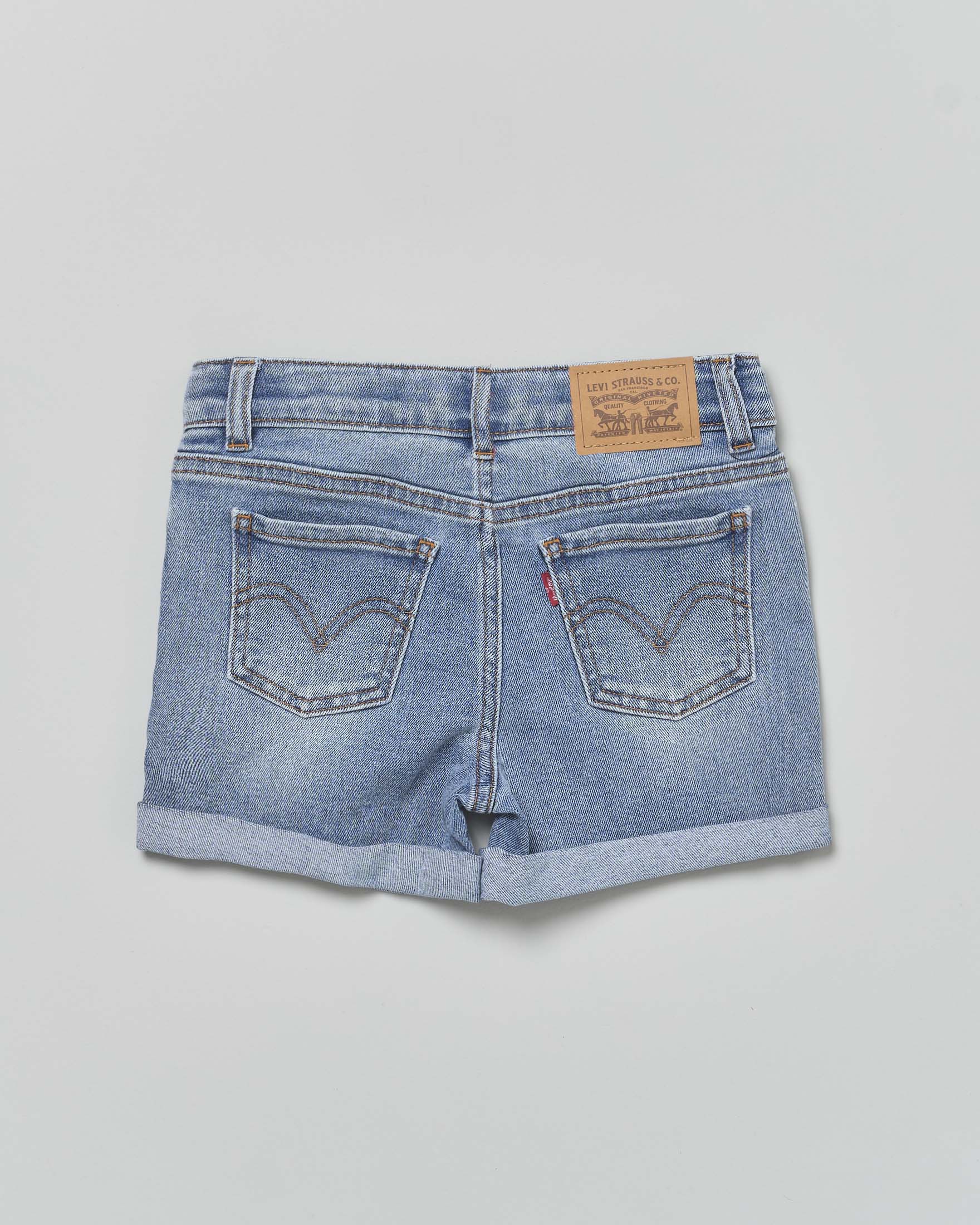 Short Levi's Girlfriend in denim blu lavaggio chiaro stone washed con risvolto al fondo