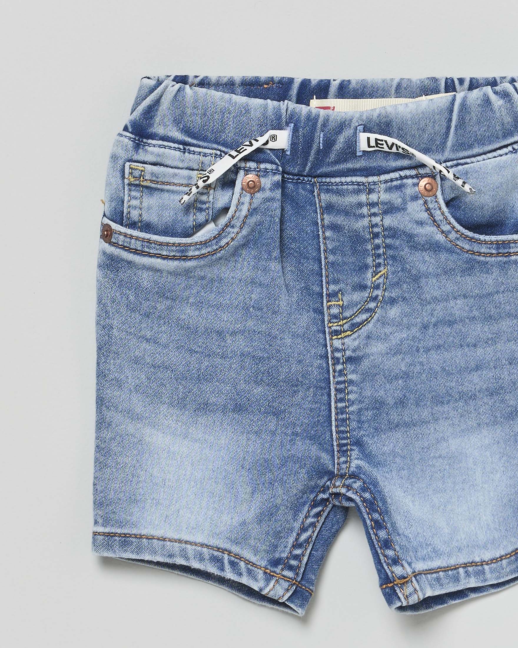 Bermuda Levi's in denim a lavaggio chiaro stone washed con coulisse