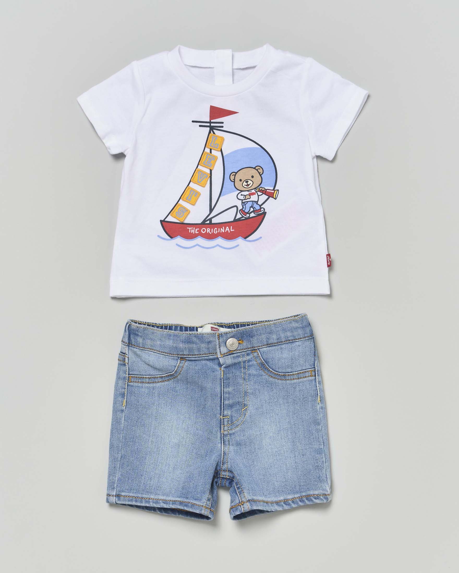 Completo Levi's t-shirt bianca con orsetto in barca e bermuda jeans