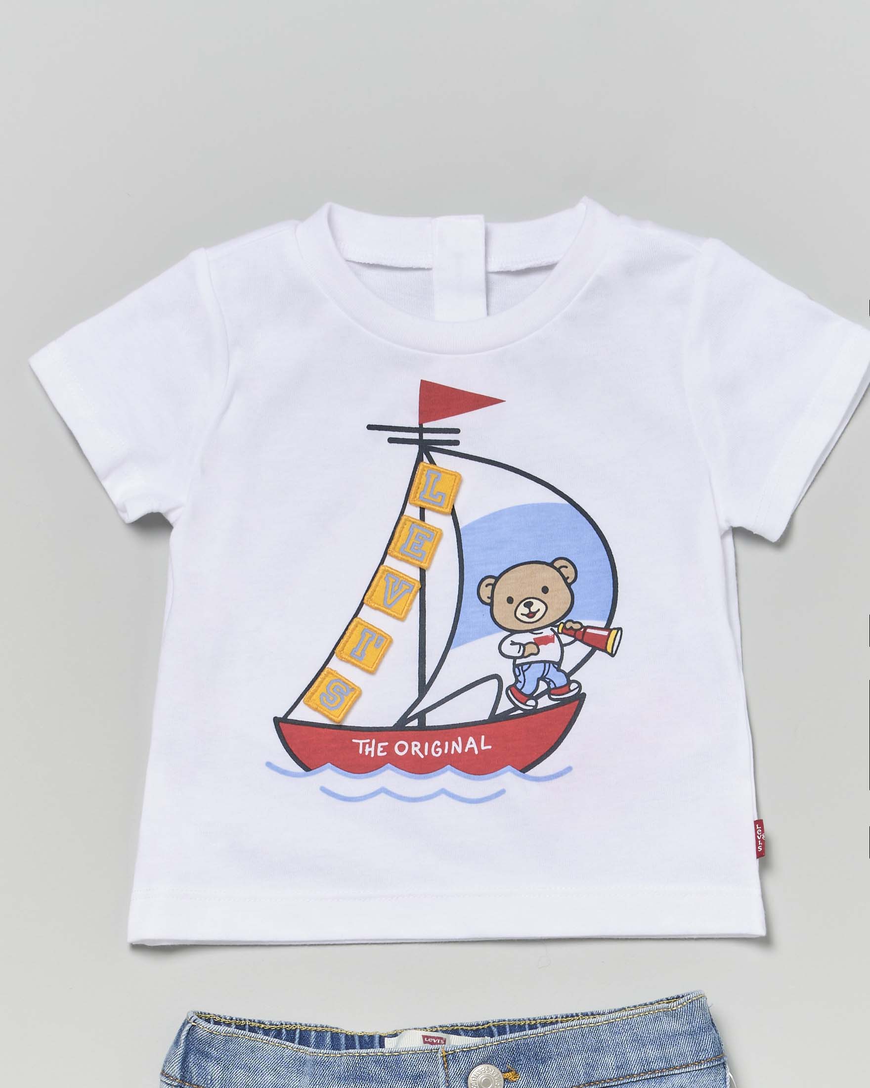 Completo Levi's t-shirt bianca con orsetto in barca e bermuda jeans