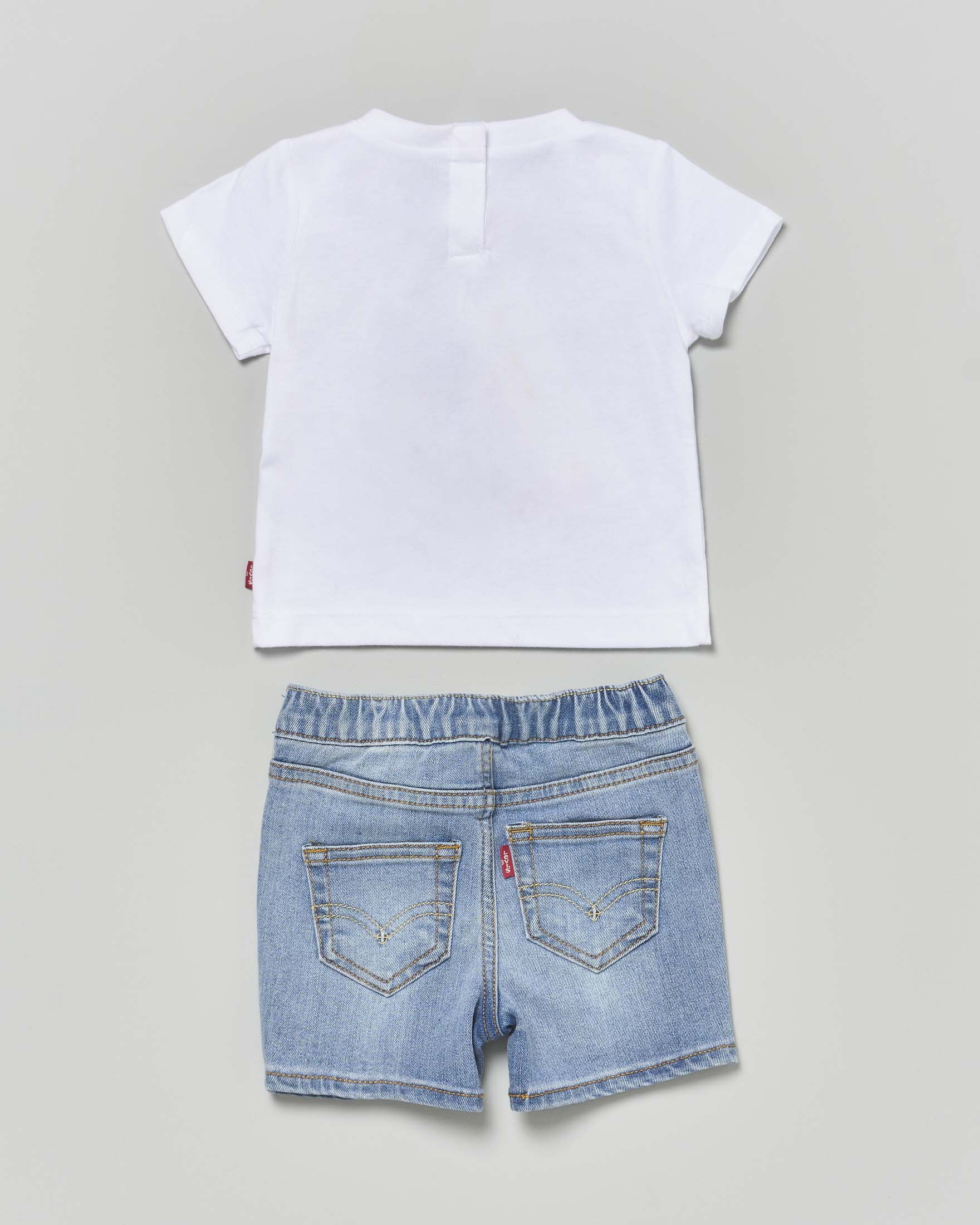 Completo Levi's t-shirt bianca con orsetto in barca e bermuda jeans