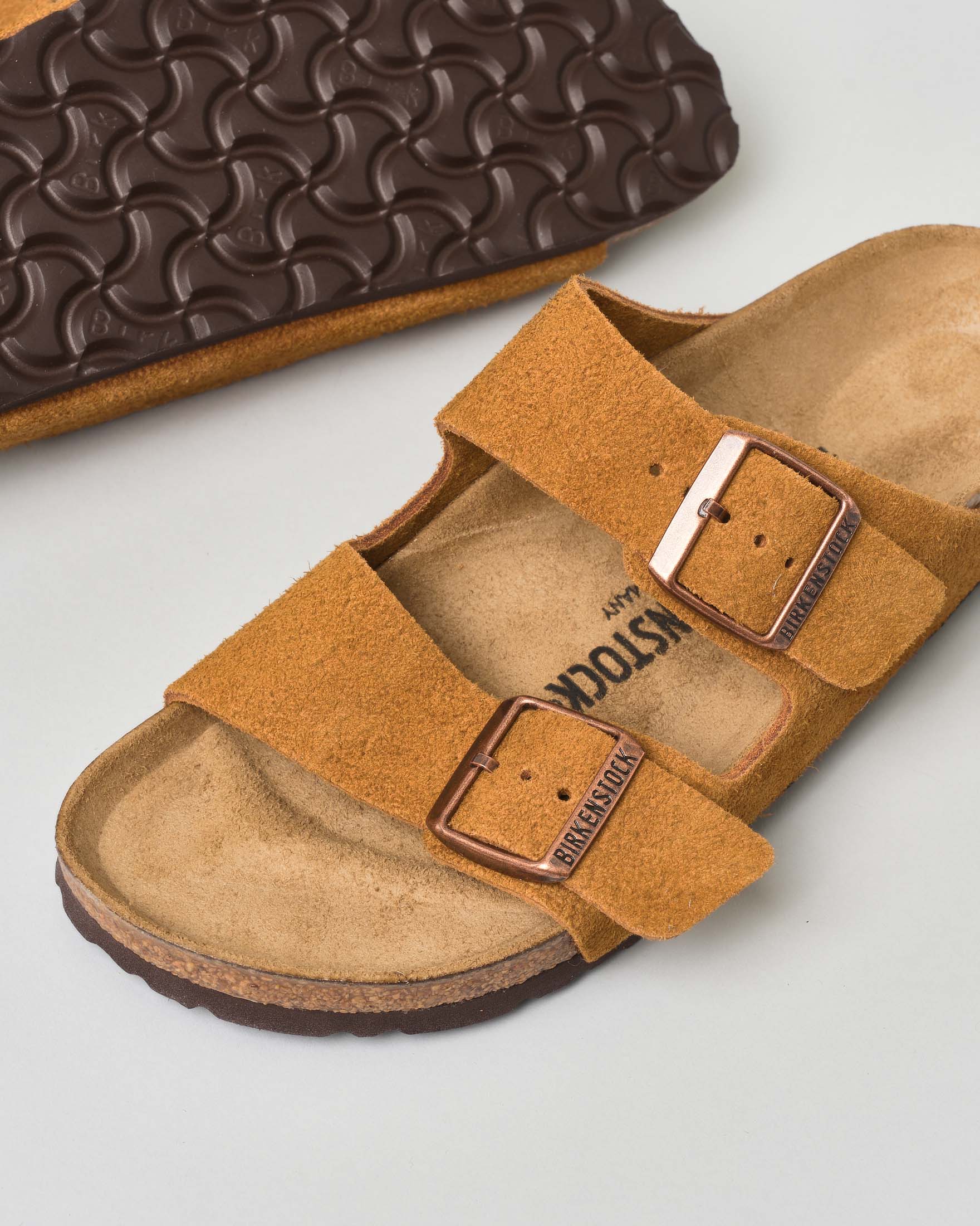 Sandalo Birkenstock Arizona in pelle scamosciata color cuoio