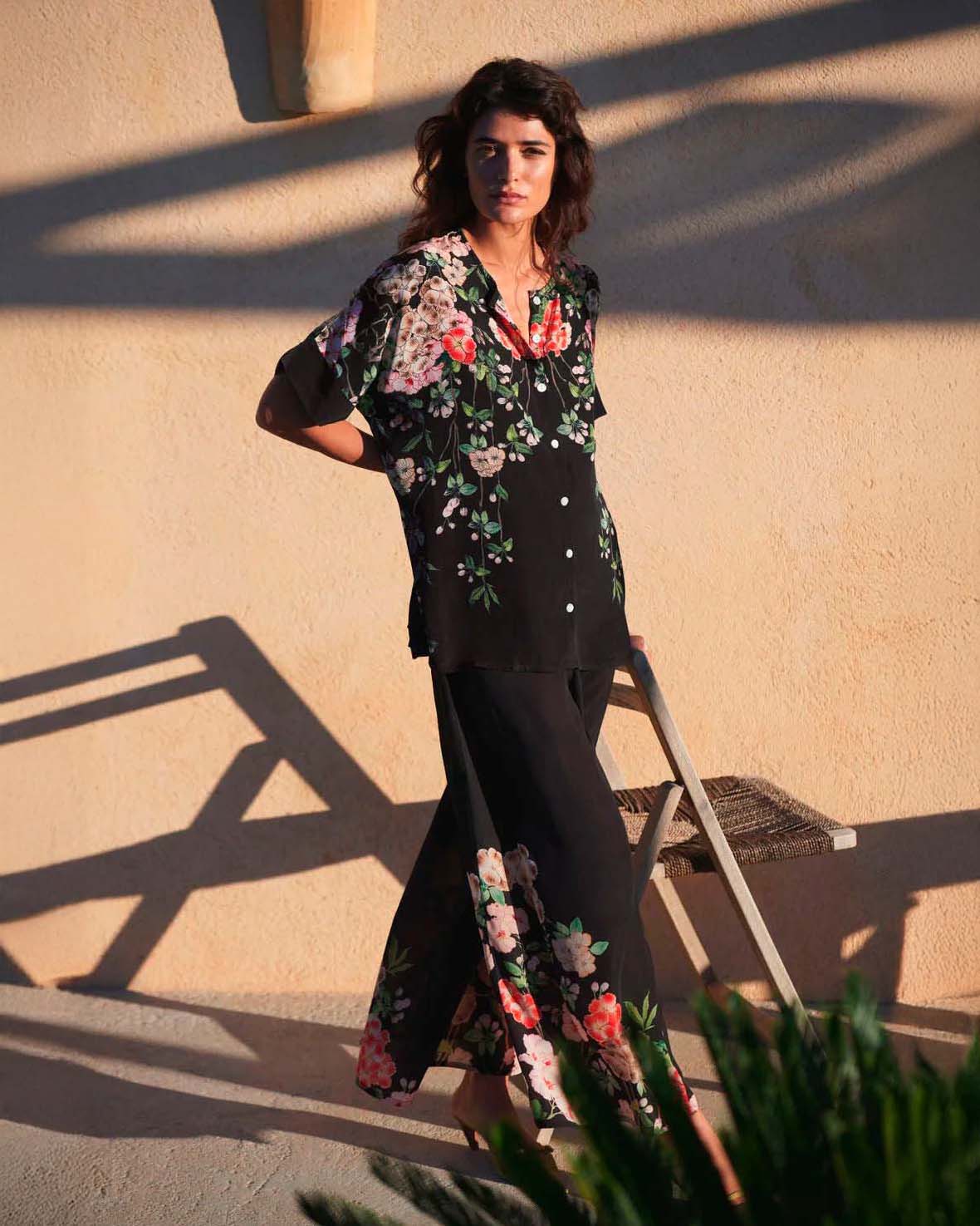 Pantaloni palazzo neri One Hundred Starsa in viscosa e cupro a fantasia fiori rosa