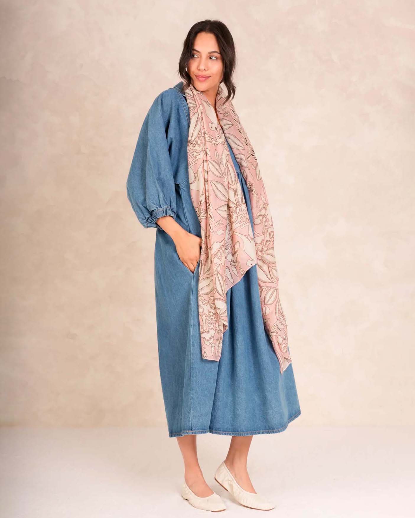 Sciarpa rosa One Hundred Stars in modal e cupro a motivo sfinge avorio image