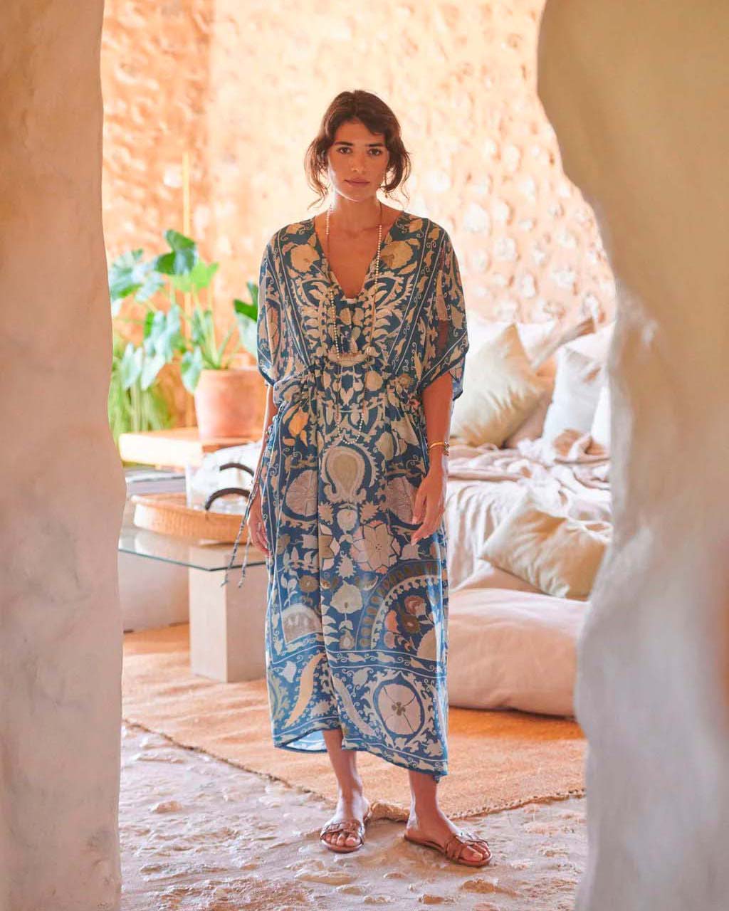 Abito lungo azzurro dalla linea ampia a fantasia crochet beige in viscosa con coulisse in vita