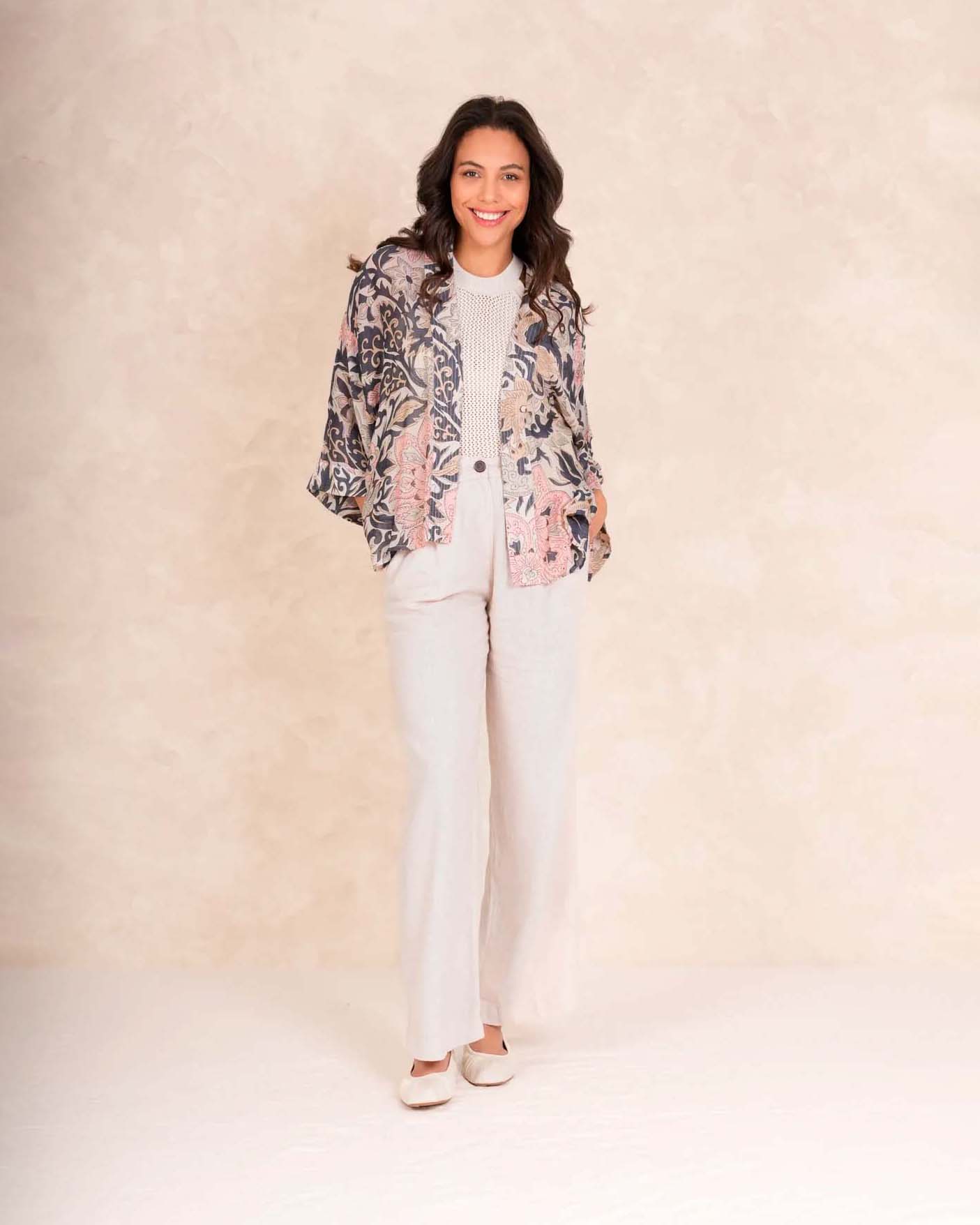 Kimono corto blu in modal e cupro a fantasia rosa e beige