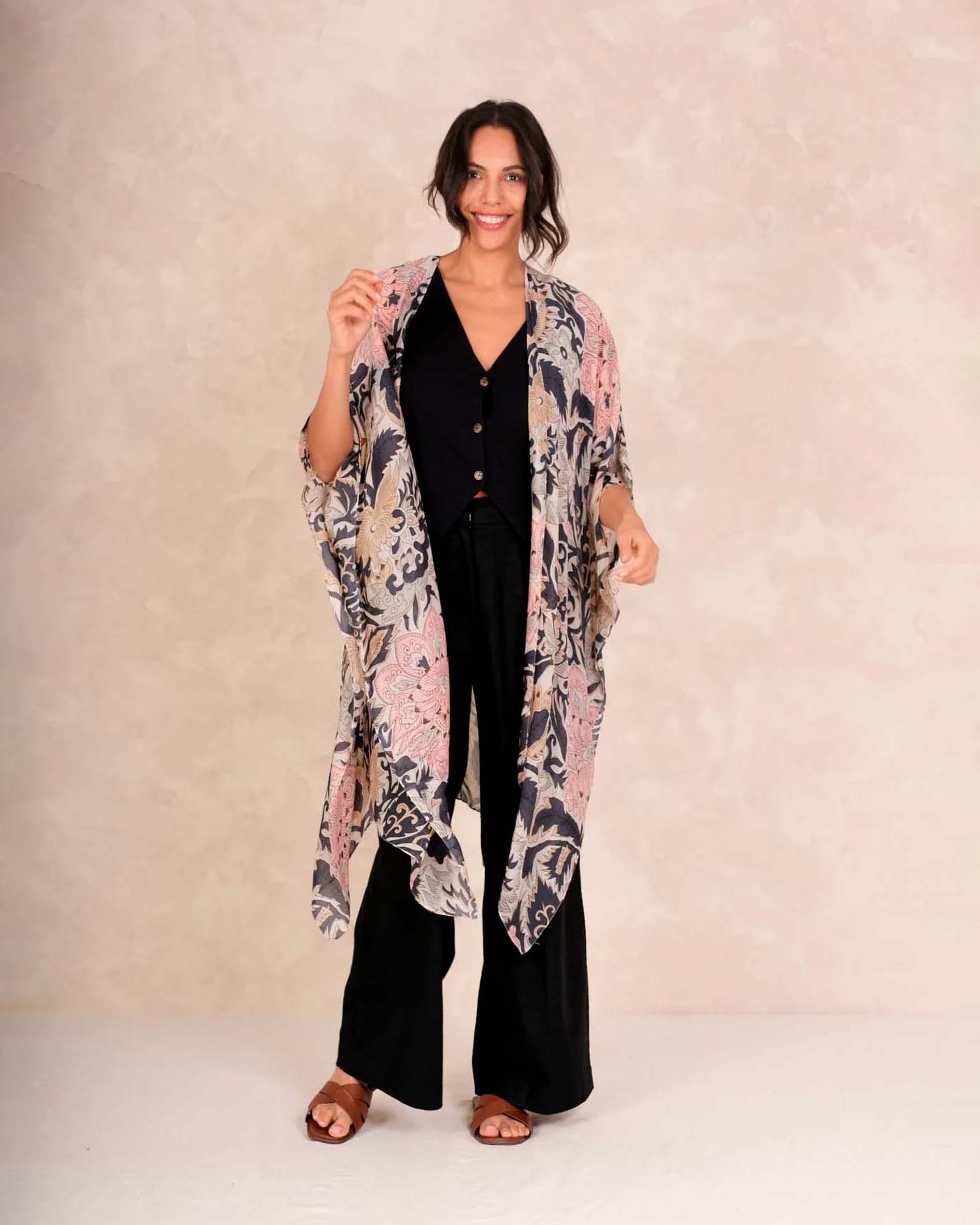 One Hundred Stars — Kimono lungo blu One Hundred Stars a fantasia rosa e beige in cupro e modal con maniche a tre quarti e spacchi laterali