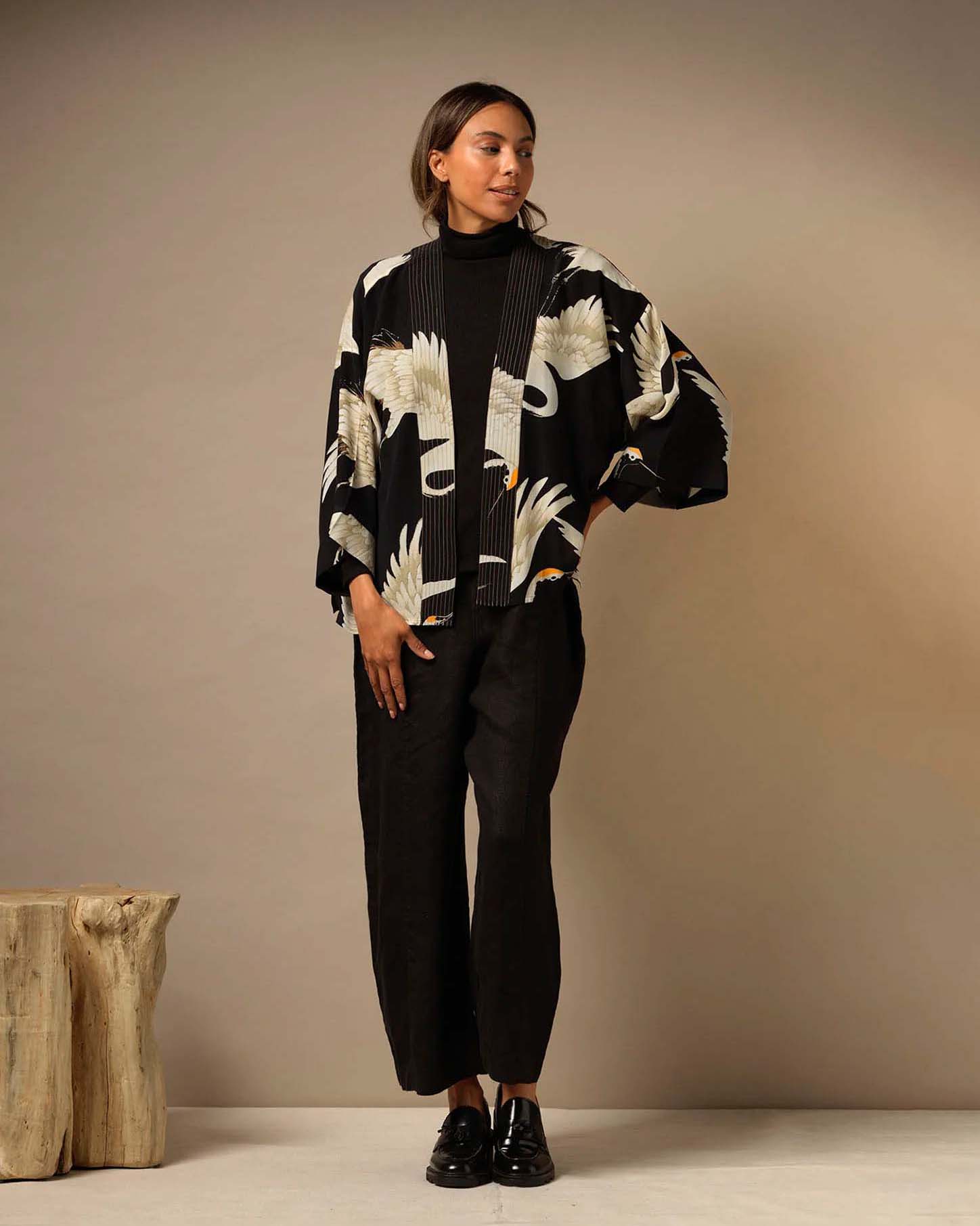 Kimono corto nero a fantasia cicogne in cupro e modal a maniche lunghe