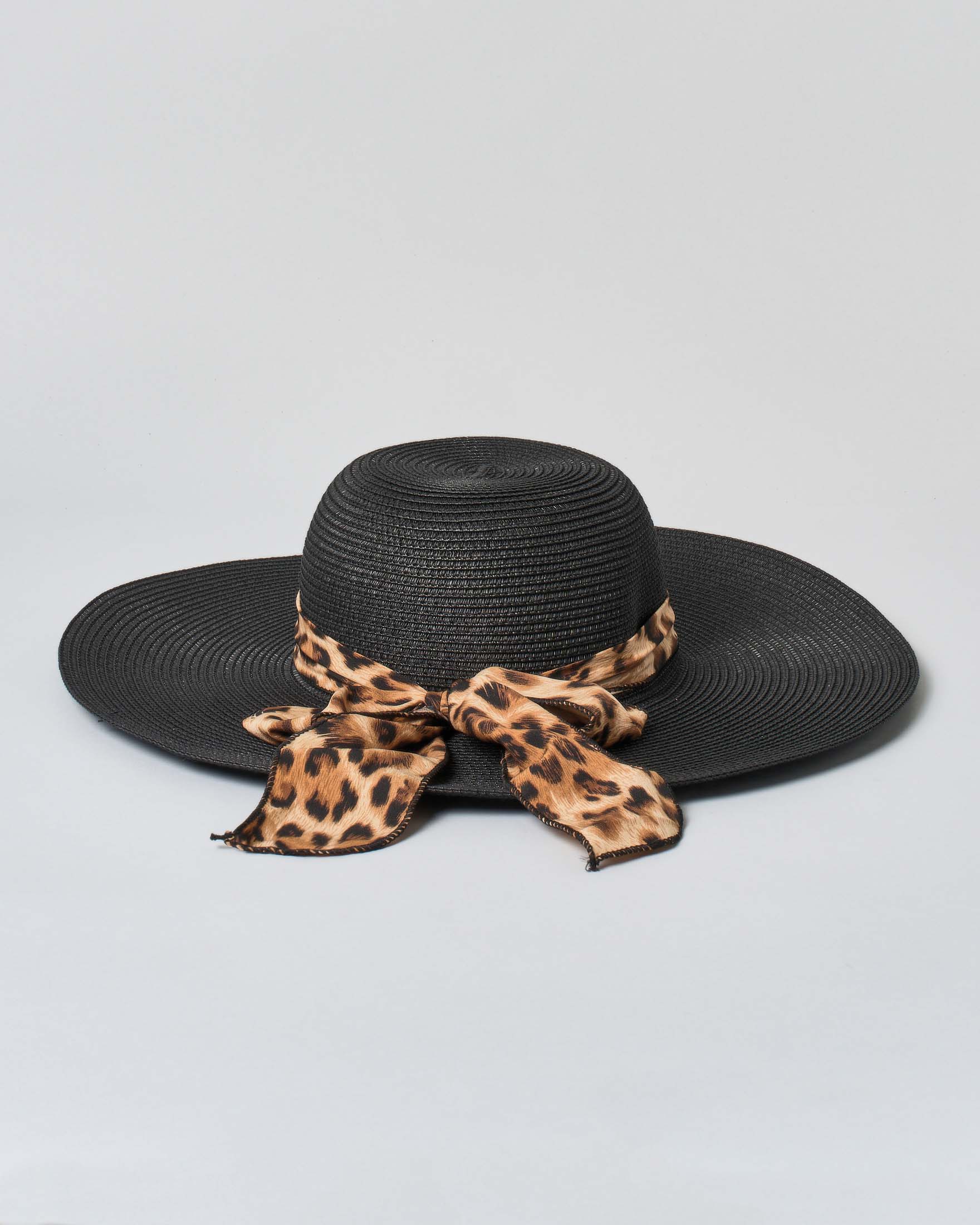 Cappello Hlo! nero a tesa larga in simil raffia con cinta a fantasia animalier