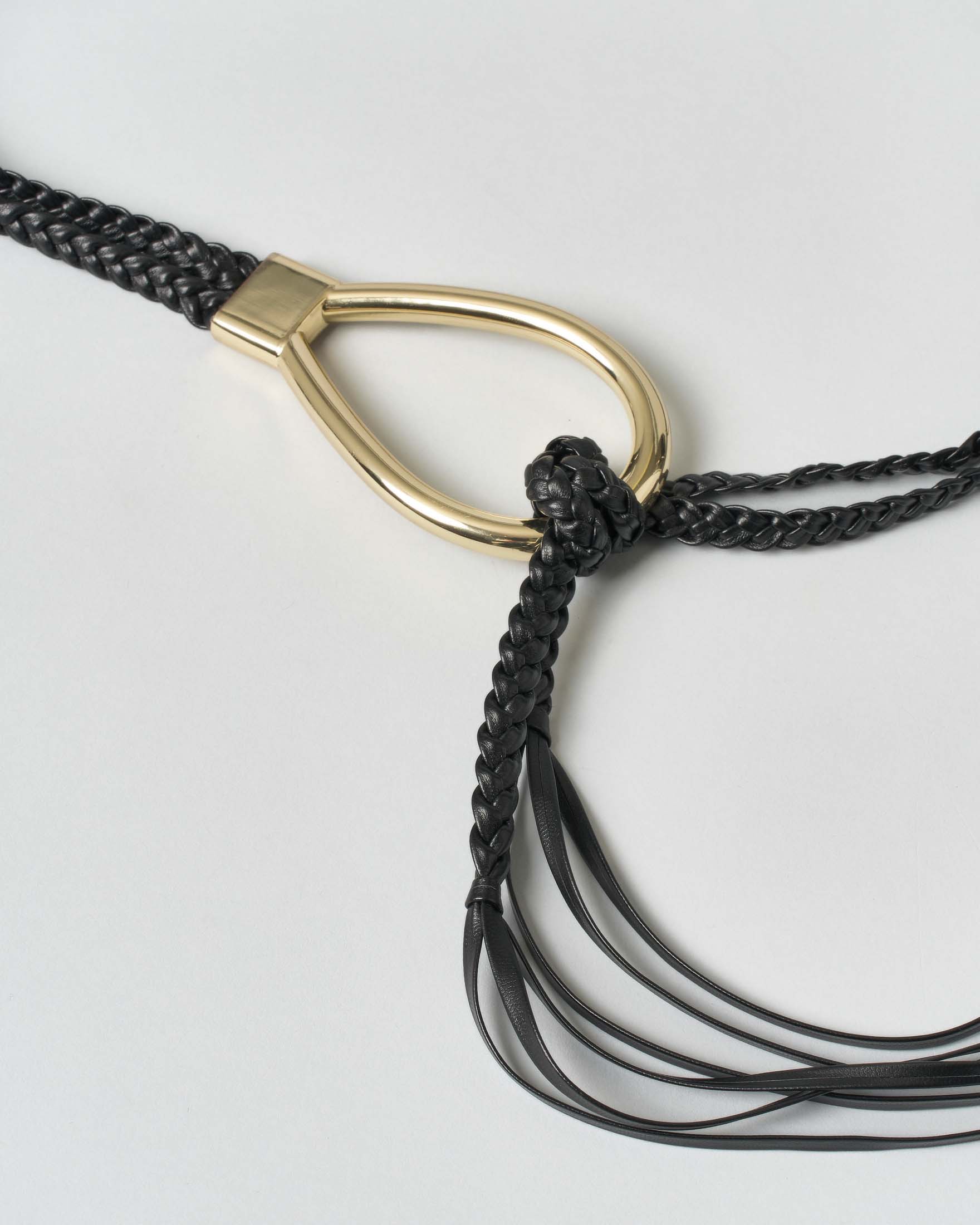 Cintura nera Hlo! in pelle intrecciata con gancio dorato e frange al fondo image