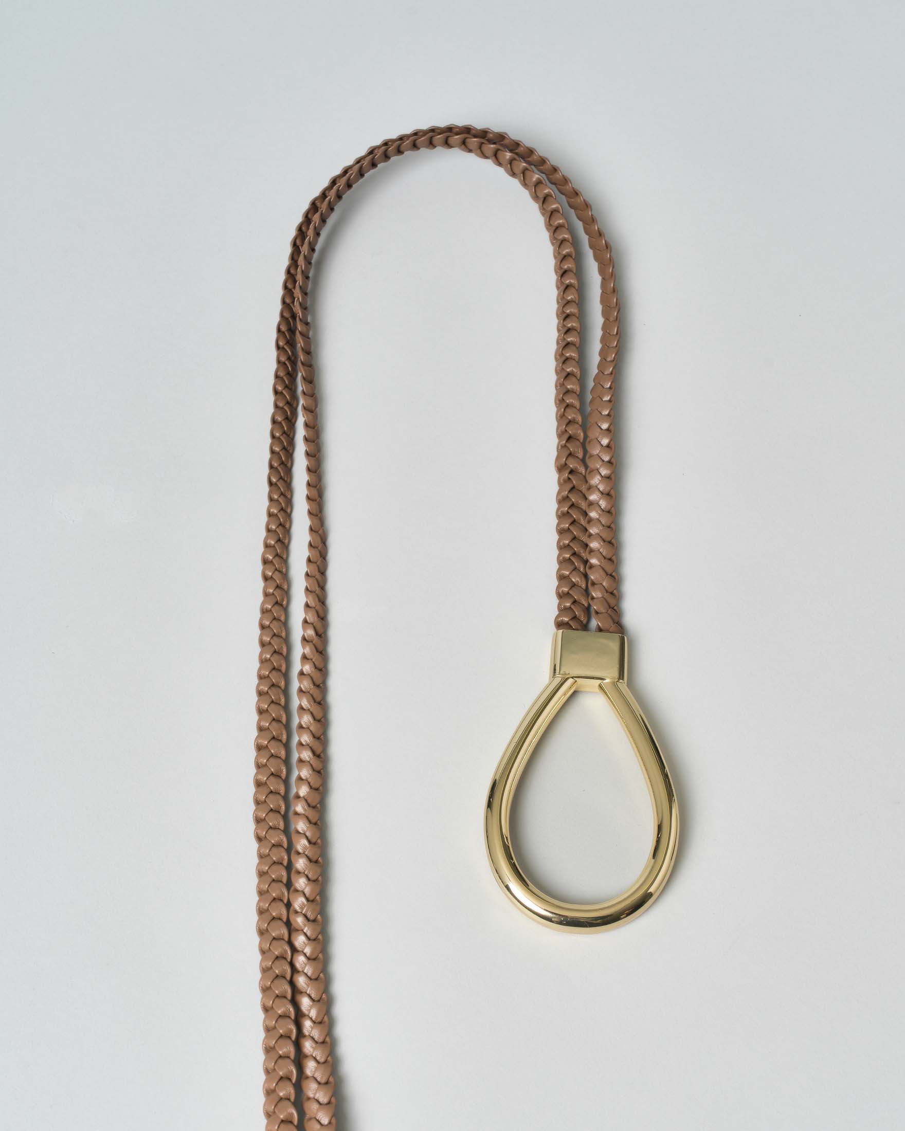 Cintura color taupe Hlo! in pelle intrecciata con gancio dorato e frange al fondo image