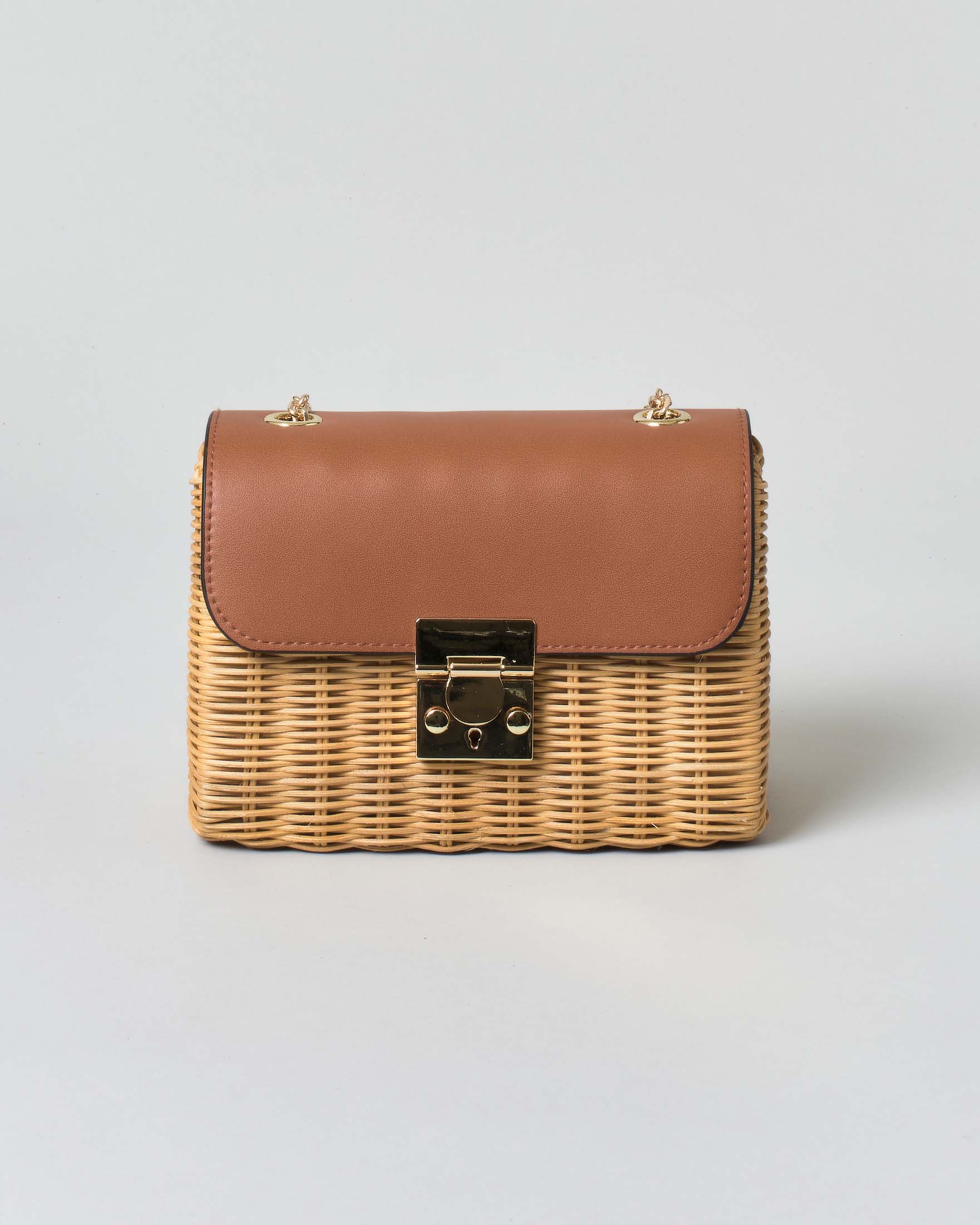 Borsa in paglia con patta in pelle color cuoio e tracolla a catena dorata
