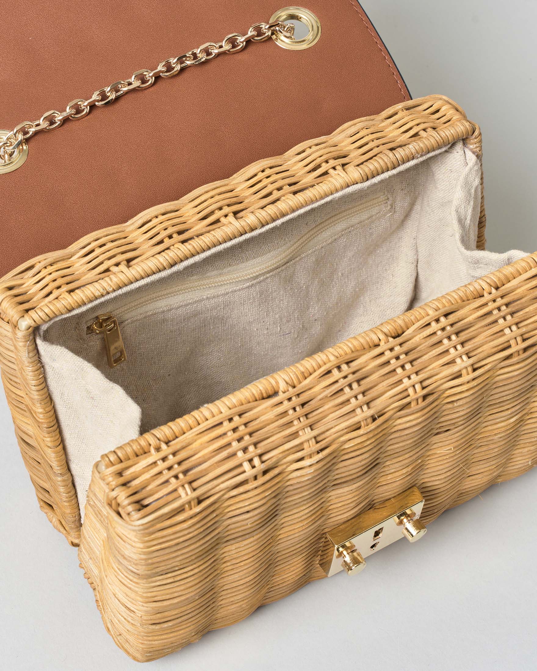 Borsa Hlo! in paglia con patta in pelle color cuoio e tracolla a catena dorata image