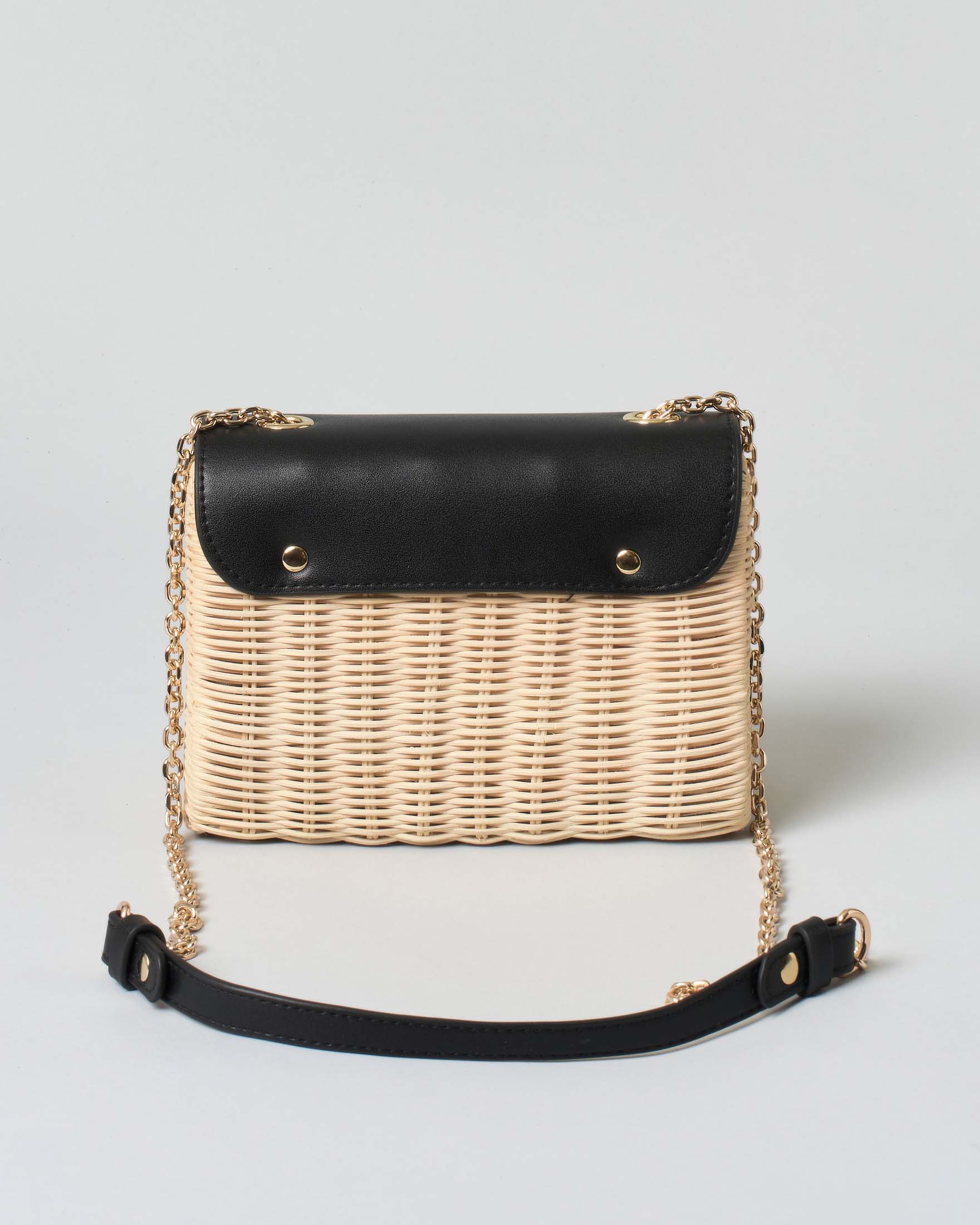 Borsa Hlo! in paglia con patta in pelle nera e tracolla a catena
