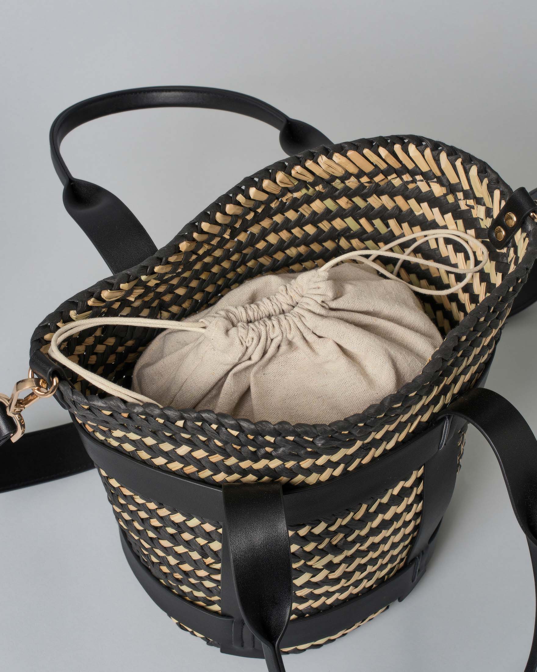 Secchiello Hlo! in raffia intrecciata inserto in pelle liscia nera image