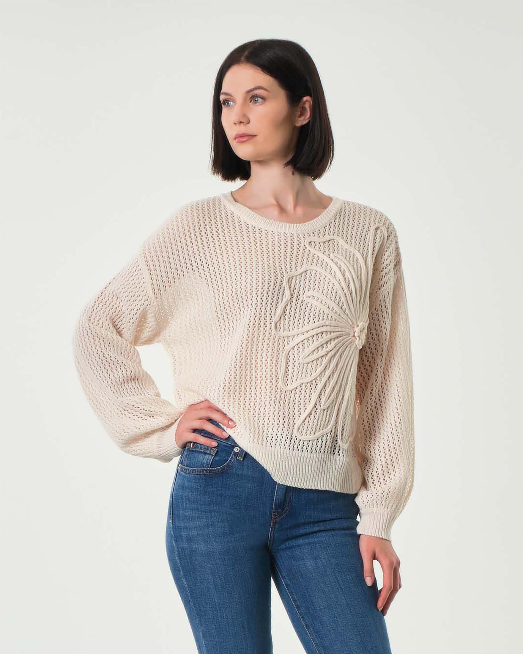 Maglia avorio a rete in misto cotone con maxi ricamo floreale sul fianco