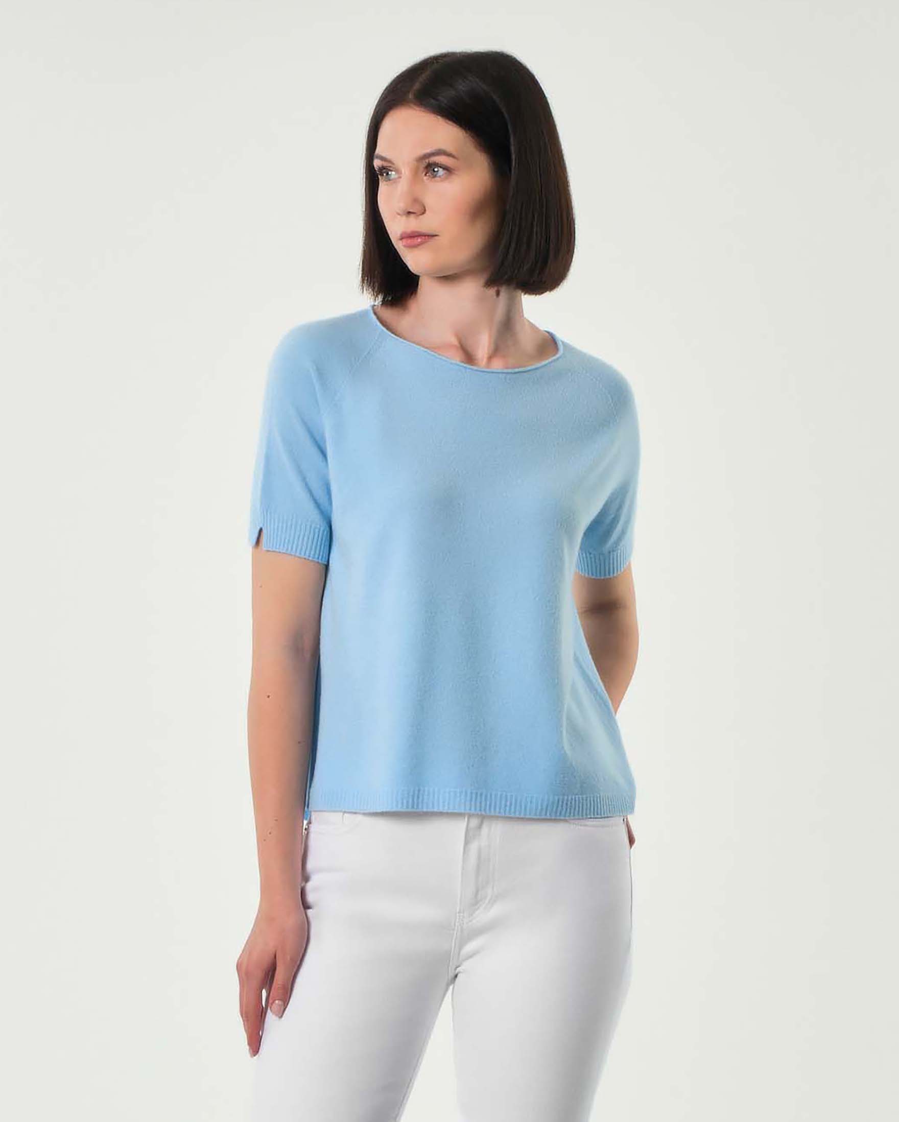 Maglia azzurra in misto viscosa a maniche corte con spacchetto sul fondo posteriore