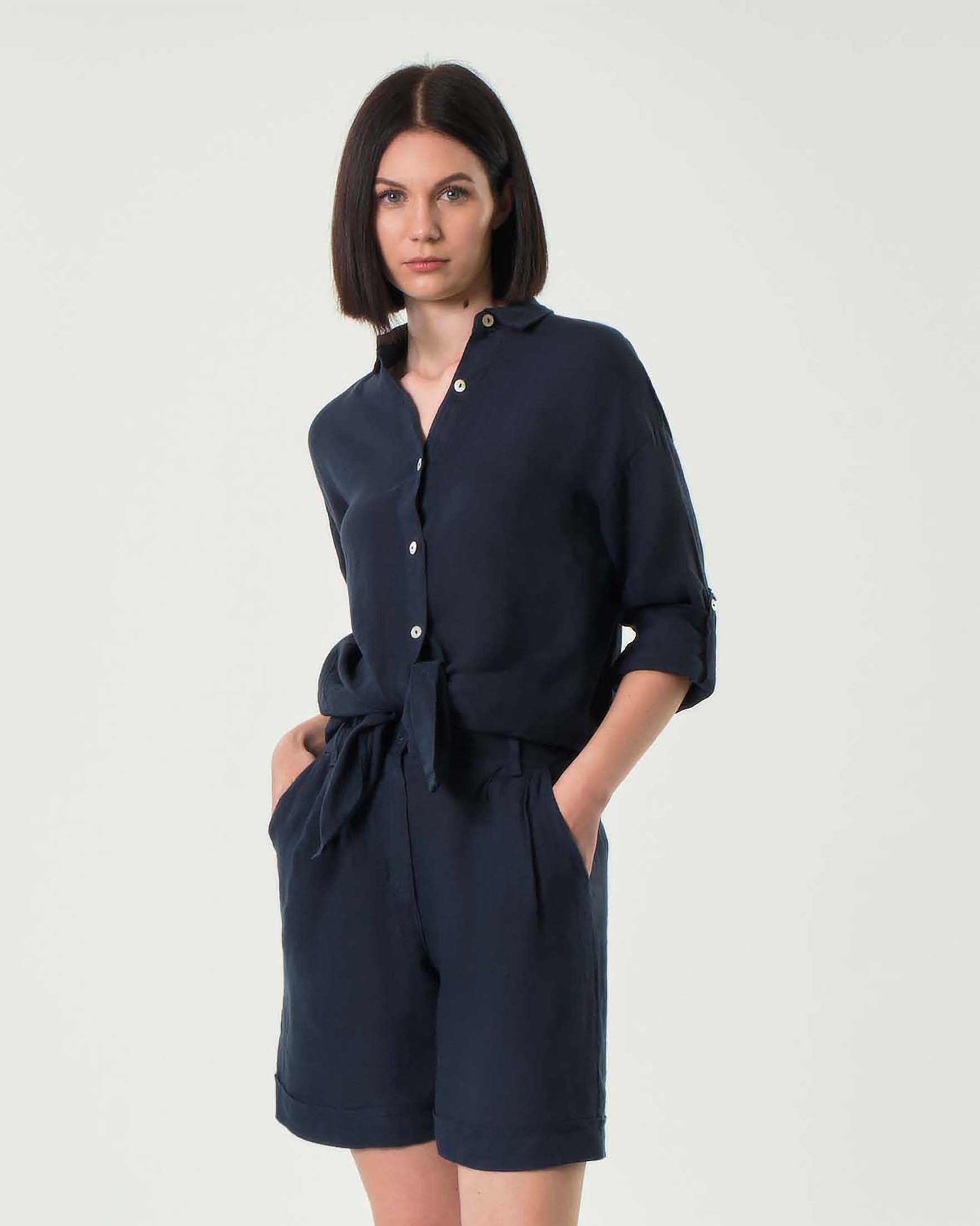 Camicia blu in puro lino taglio uomo con maniche arrotolate