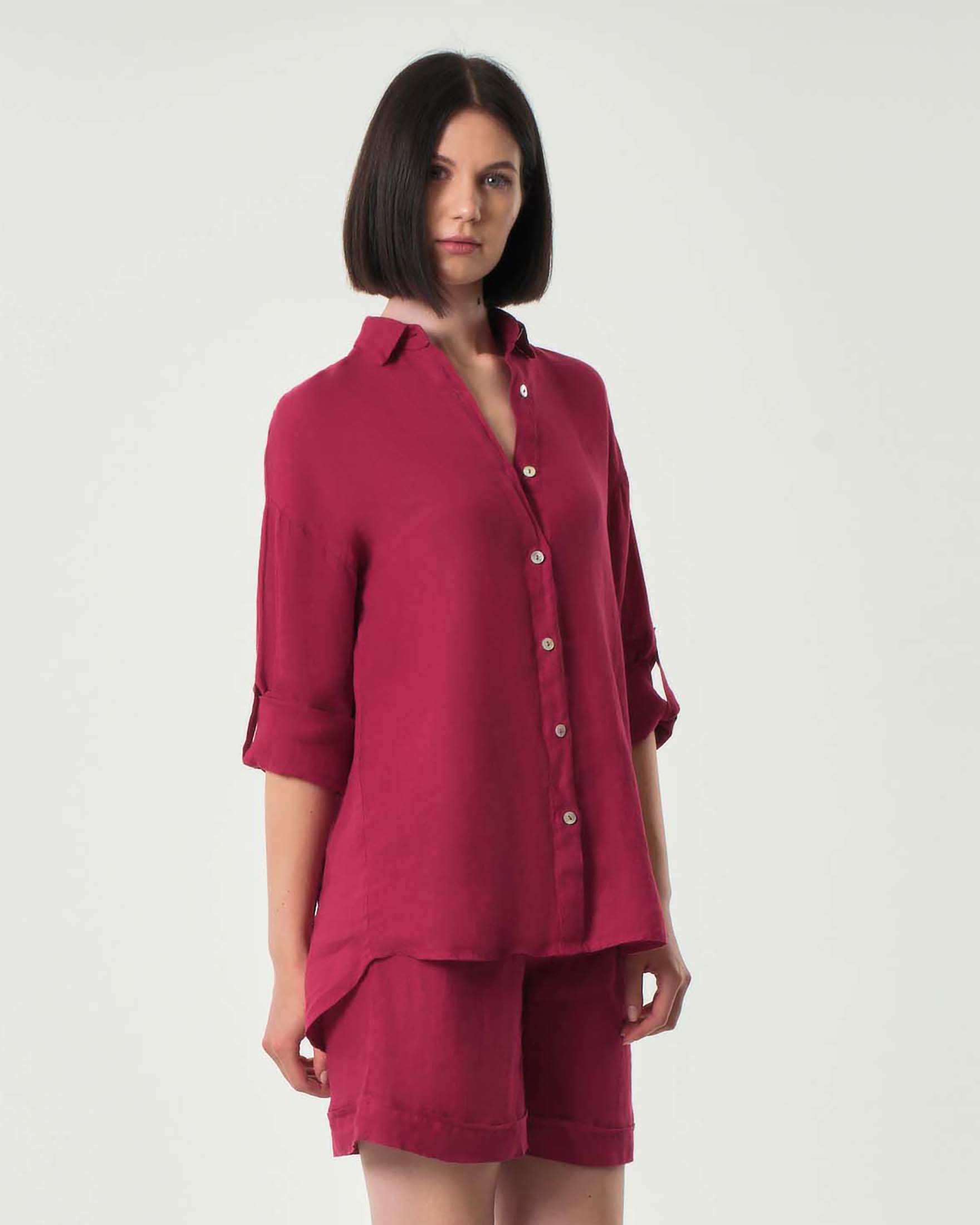 Camicia Hlo! rosso ciliegia in puro lino taglio uomo con maniche arrotolate