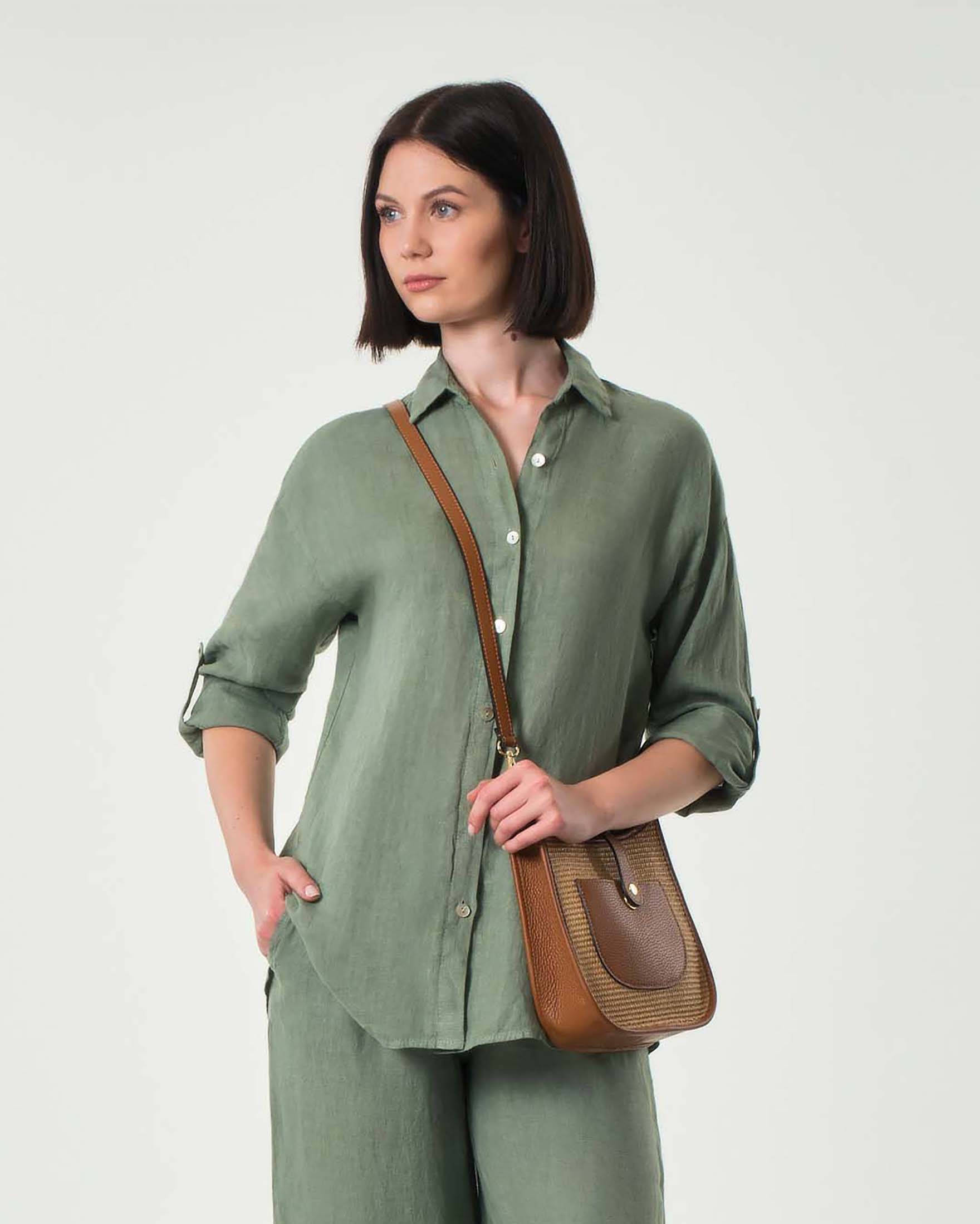 Camicia verde salvia in puro lino taglio uomo con maniche arrotolate