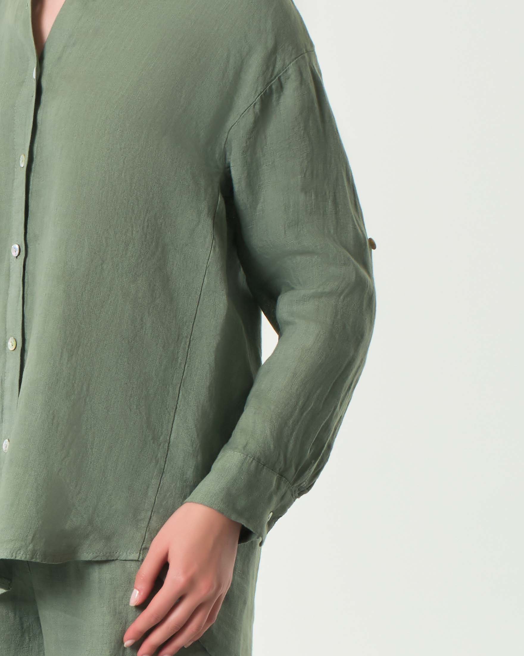 Camicia Hlo! verde salvia in puro lino taglio uomo con maniche