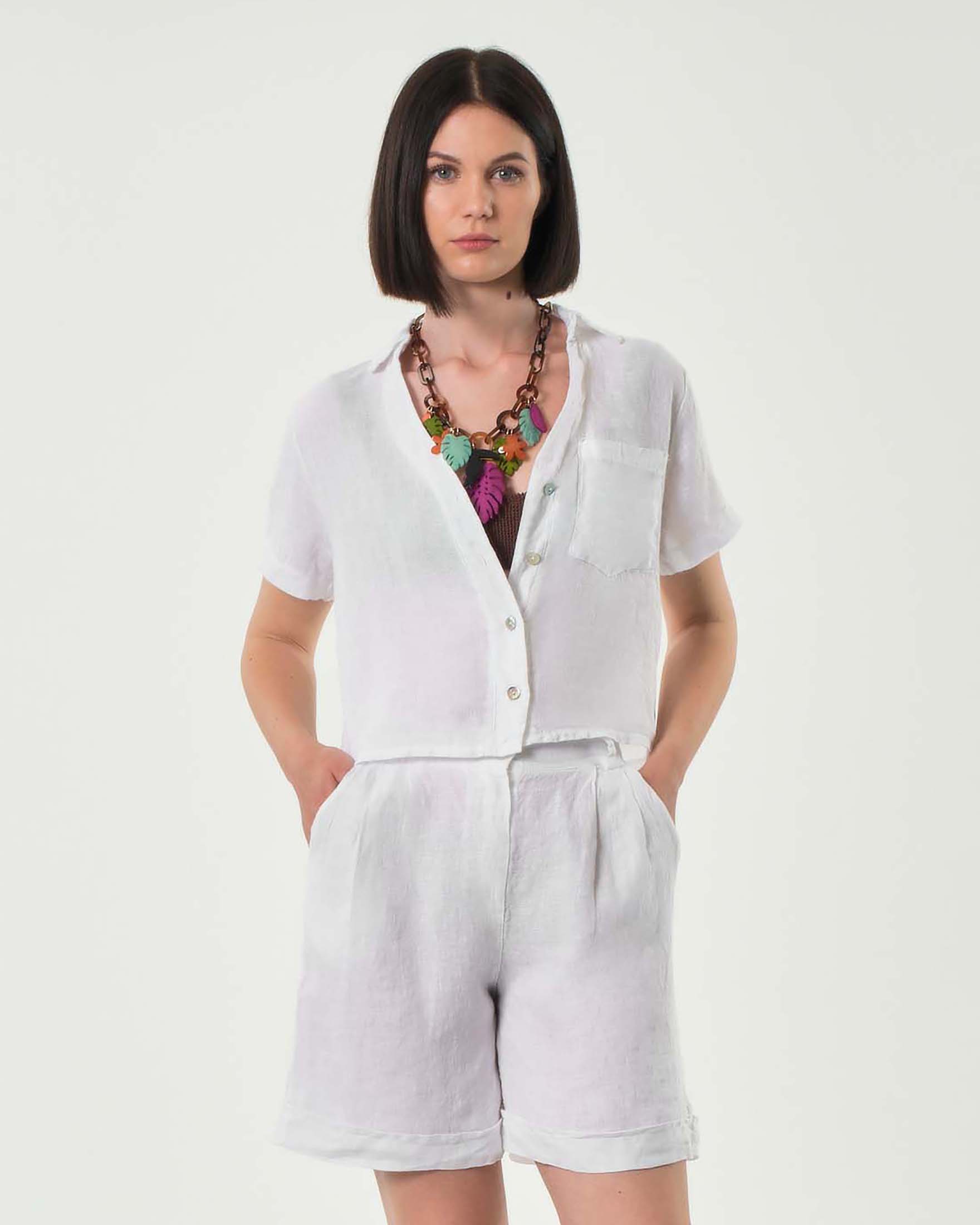 Camicia cropped bianca in puro lino a maniche corte con scollo a V