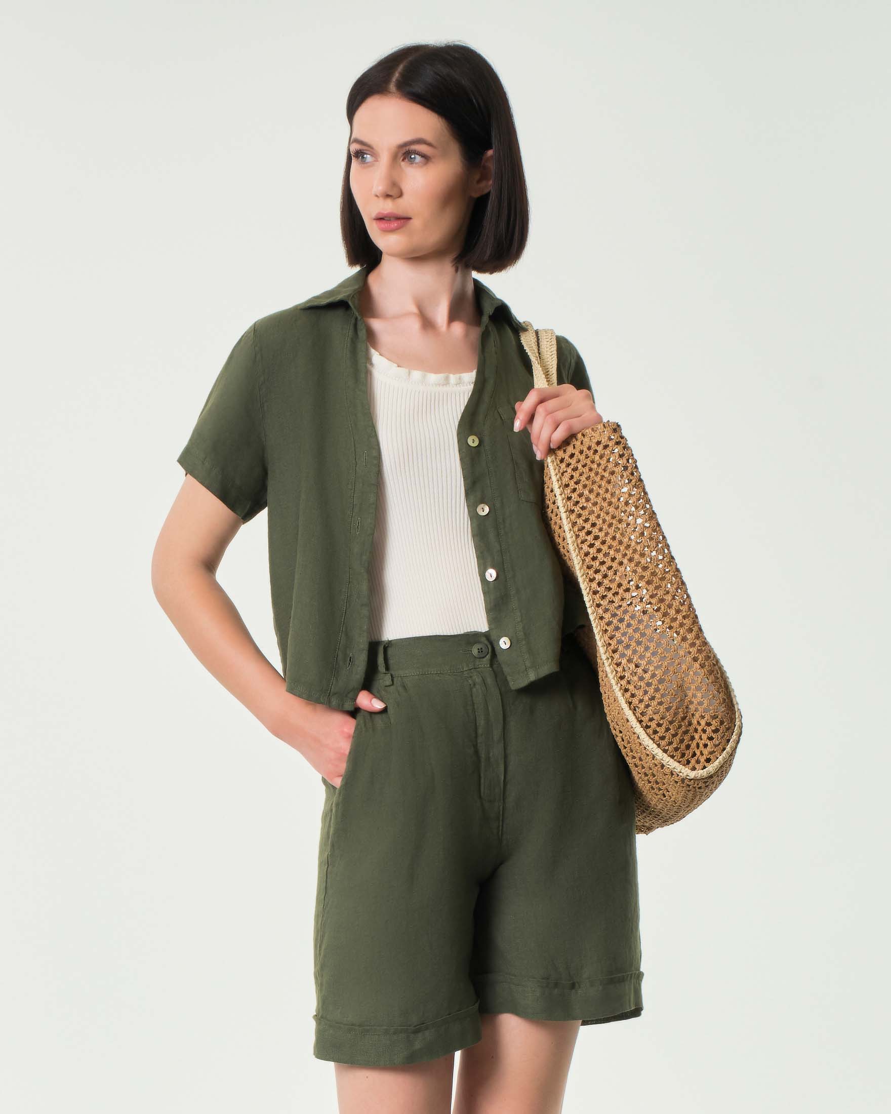 Camicia cropped verde militare in puro lino a maniche corte con scollo a V
