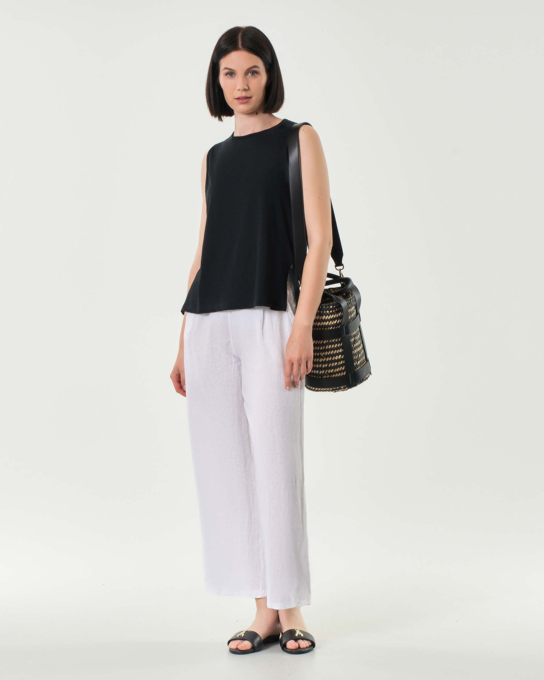 T-shirt nera Hlo! senza maniche in cotone e lino con spacchetti al fondo image