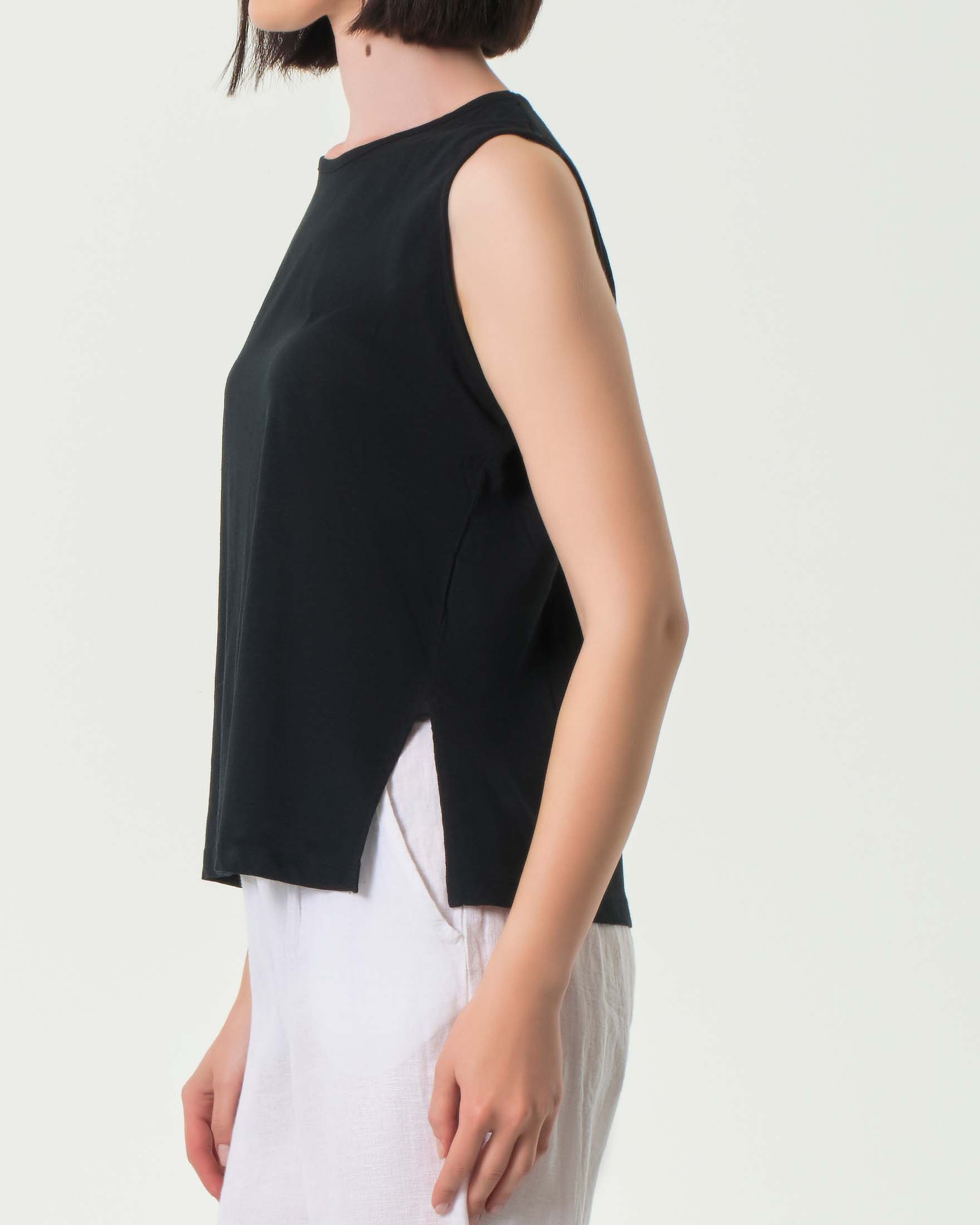 T-shirt nera Hlo! senza maniche in cotone e lino con spacchetti al fondo